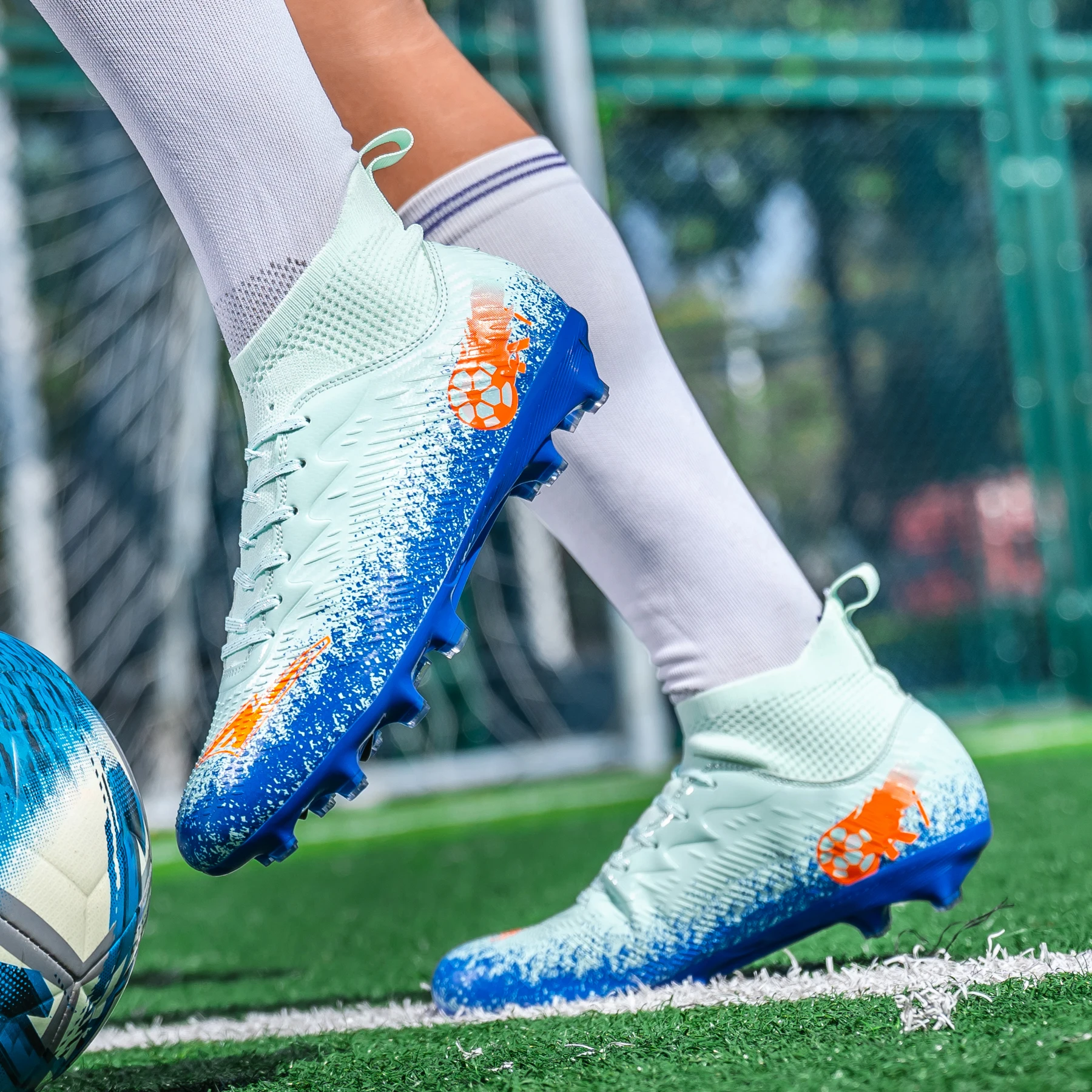 Men Football Boots Non-Slip High-quality Soccer Shoes Grass Cleats High-top Futsal Sneakers Match for Training Competition
Men Football Boots Non-Slip High-quality Soccer Shoes Grass Cleats High-top Futsal Sneakers Match for Training Competition