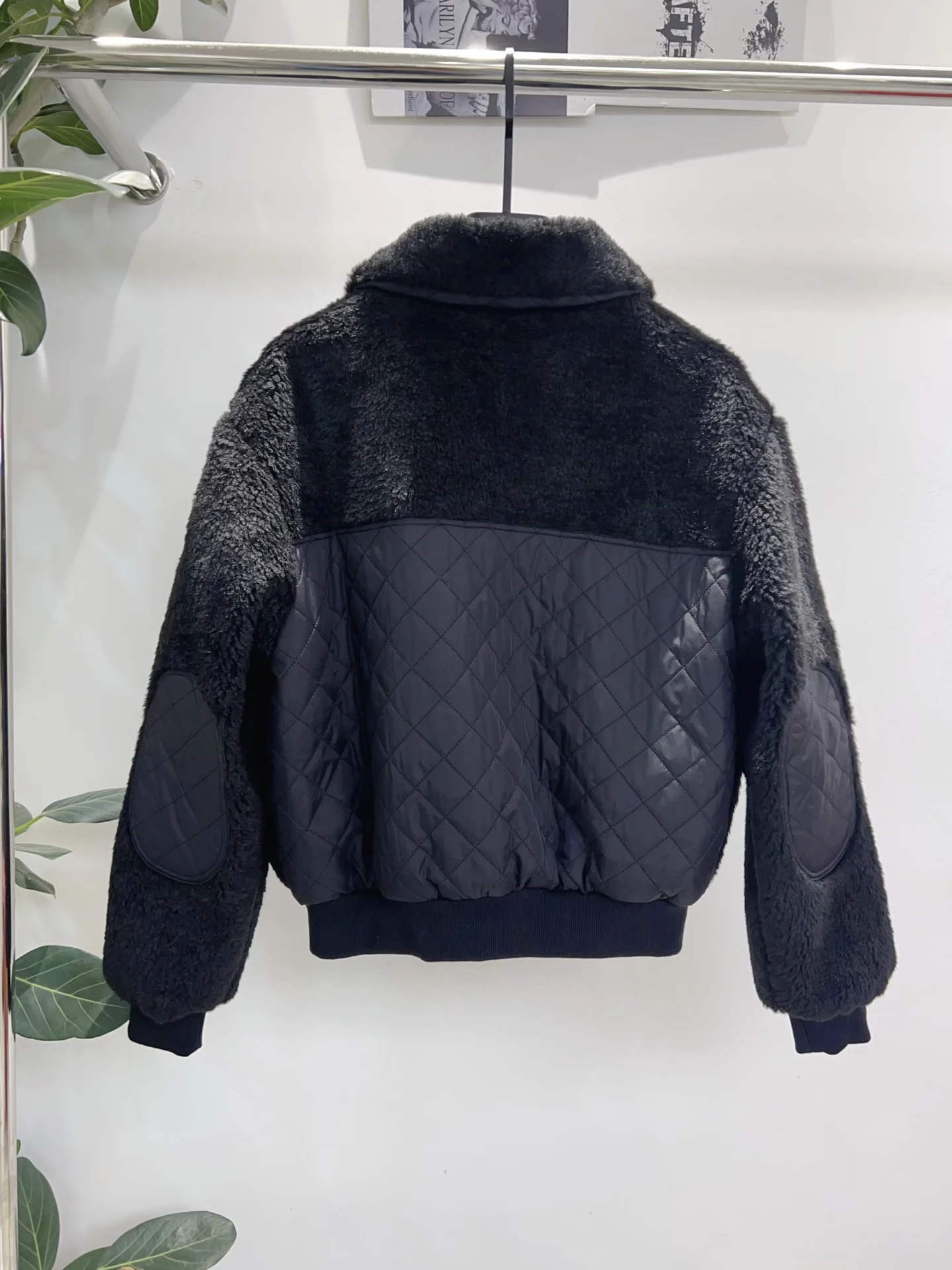 25SS autumn and winter women's lambhair short jacket LH238
25SS autumn and winter women's lambhair short jacket LH238