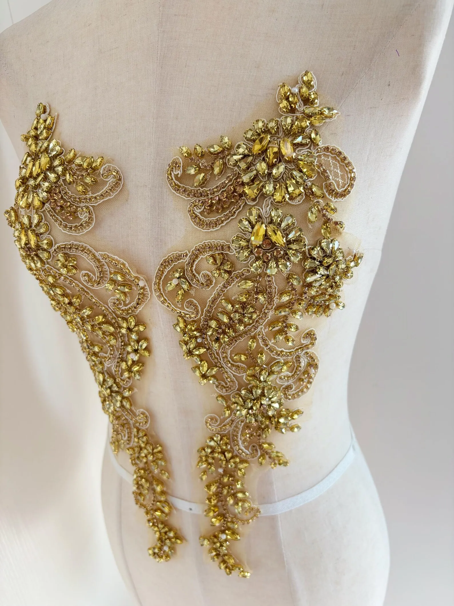 Золотая нашивка со стразами и аппликацией для платья, танцевального костюма, корсет со стразами, принадлежности от кутюр для выпускного платья, платья на день рождения
Золотая нашивка со стразами и аппликацией для платья, танцевального костюма, корсет со стразами, принадлежности от кутюр для выпускного платья, платья на день рождения