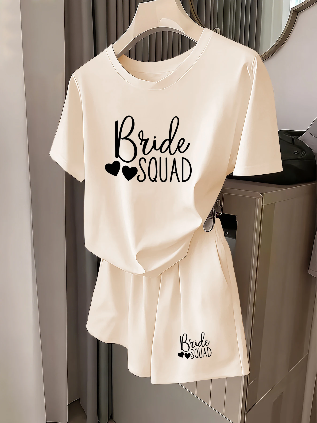 Spring and Summer Bride Squad Heart-Printed Set, Bride's Bestie Party Short-Sleeved T-Shirt and Shorts Two-Piece Set
Spring and Summer Bride Squad Heart-Printed Set, Bride's Bestie Party Short-Sleeved T-Shirt and Shorts Two-Piece Set