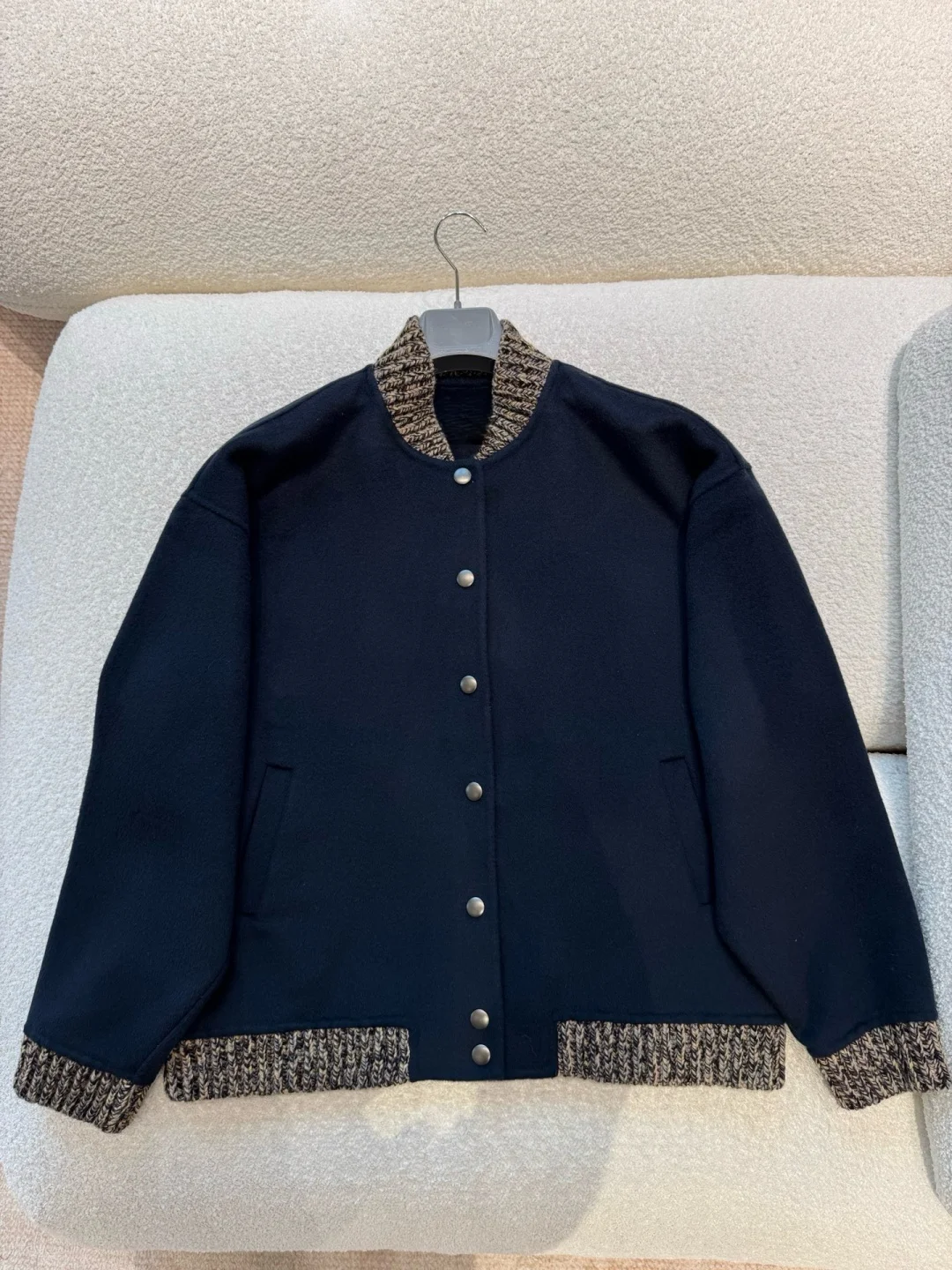 Темно-синяя шерстяная куртка, кашемировый воротник, женское осенне-зимнее пальто, офисная повседневная куртка в консервативном стиле
Темно-синяя шерстяная куртка, кашемировый воротник, женское осенне-зимнее пальто, офисная повседневная куртка в консервативном стиле