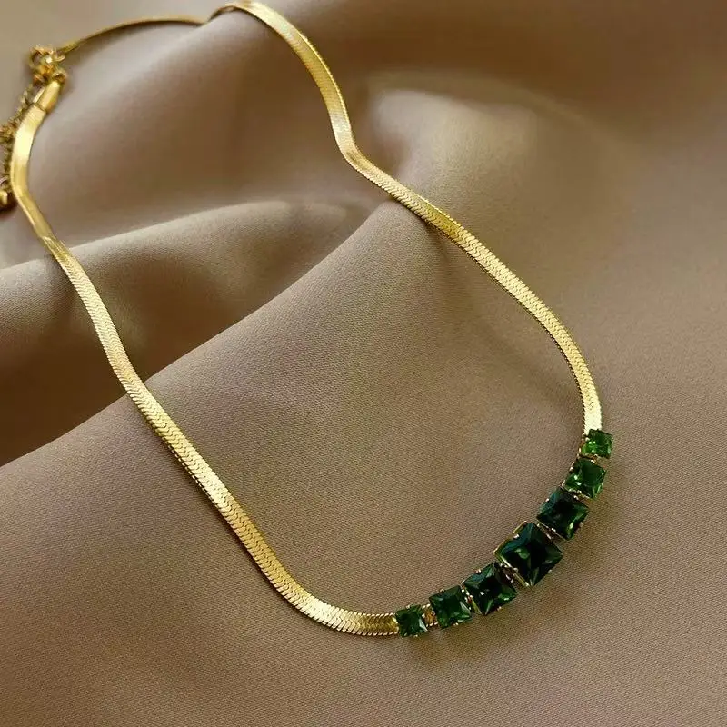 Luxury Gold Necklace for Women – Emerald Green Crystal Choker with Sleek Herringbone Chain – Elegant Fashion Jewelry Gift
Luxury Gold Necklace for Women – Emerald Green Crystal Choker with Sleek Herringbone Chain – Elegant Fashion Jewelry Gift