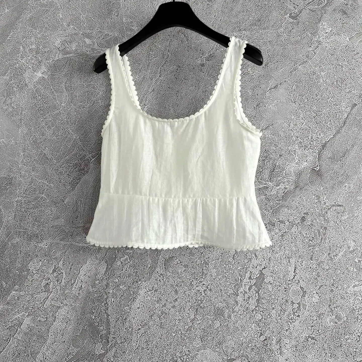 2025 New Embroidered Button-Up Vest Hollow Embroidered Lace Scoop Neck Front Button-Up Casual Top
2025 New Embroidered Button-Up Vest Hollow Embroidered Lace Scoop Neck Front Button-Up Casual Top