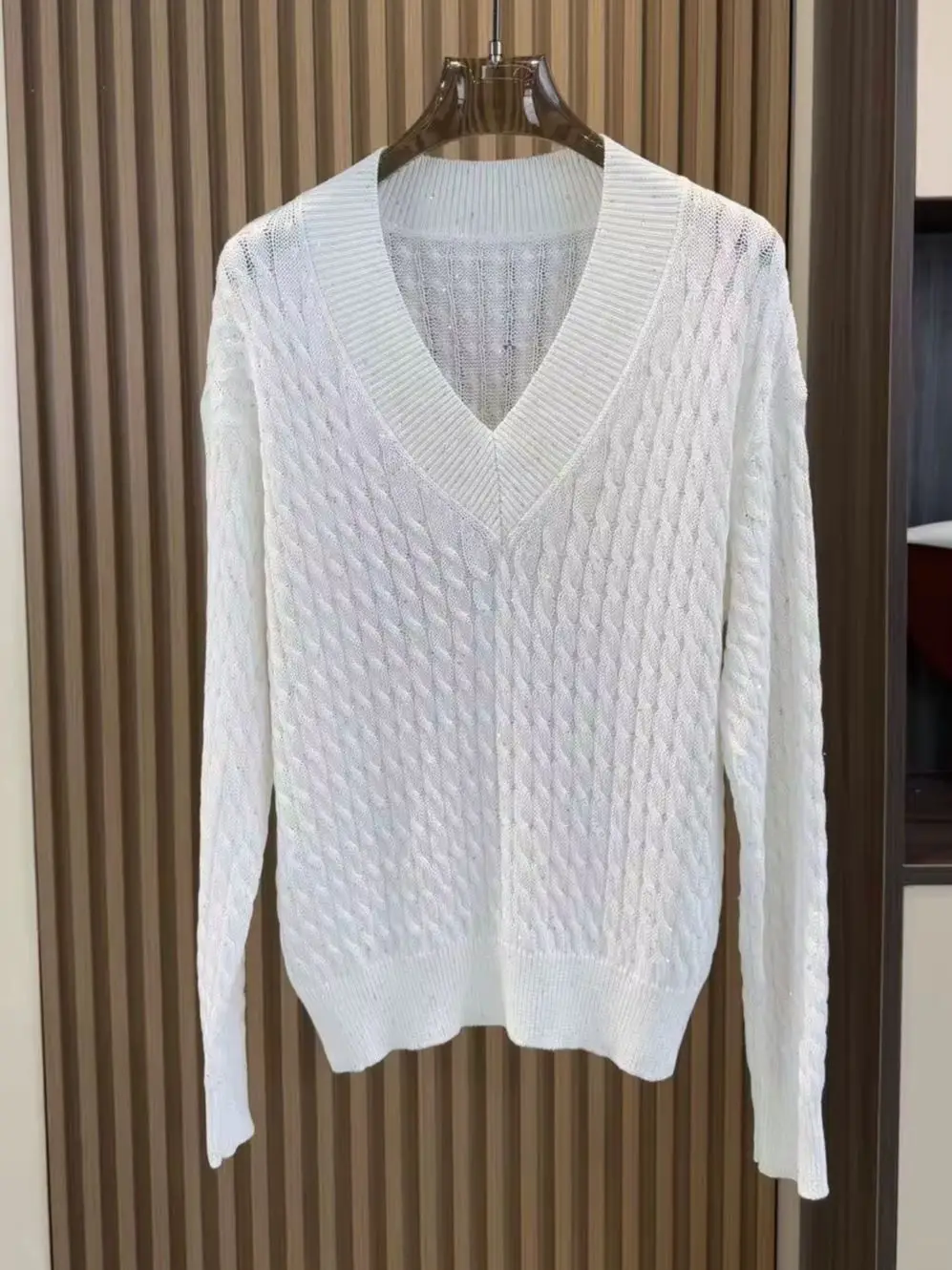 Elegant V-neck sequined twisted knit sweater
Elegant V-neck sequined twisted knit sweater