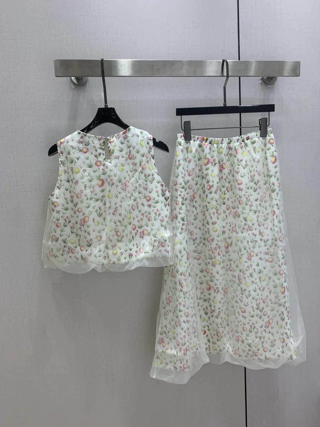 2026 Women's Summer New Floral Sleeveless Mesh Two-Piece Set Fresh Age-Reducing Skirt Set ZX88112
2026 Women's Summer New Floral Sleeveless Mesh Two-Piece Set Fresh Age-Reducing Skirt Set ZX88112