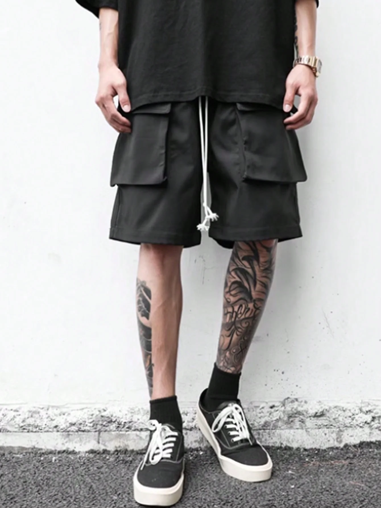 Мужские плиссированные минималистичные свободные повседневные шорты в уличном стиле для взрослых, персонализированные и модные уличные украшения с большим карманом
Мужские плиссированные минималистичные свободные повседневные шорты в уличном стиле для взрослых, персонализированные и модные уличные украшения с большим карманом