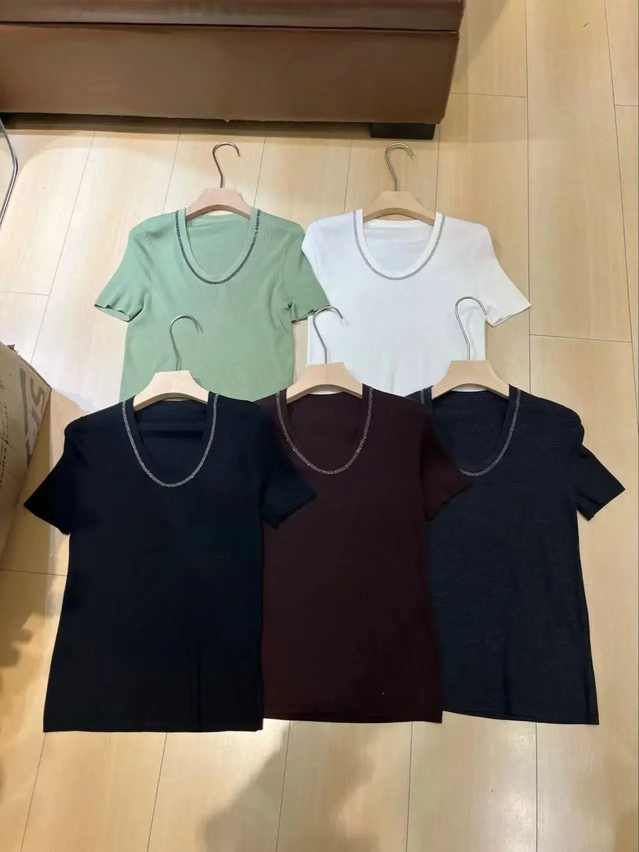 Летняя высококачественная трикотажная футболка из шелка и шерсти с коротким рукавом и круглым вырезом.
Летняя высококачественная трикотажная футболка из шелка и шерсти с коротким рукавом и круглым вырезом.