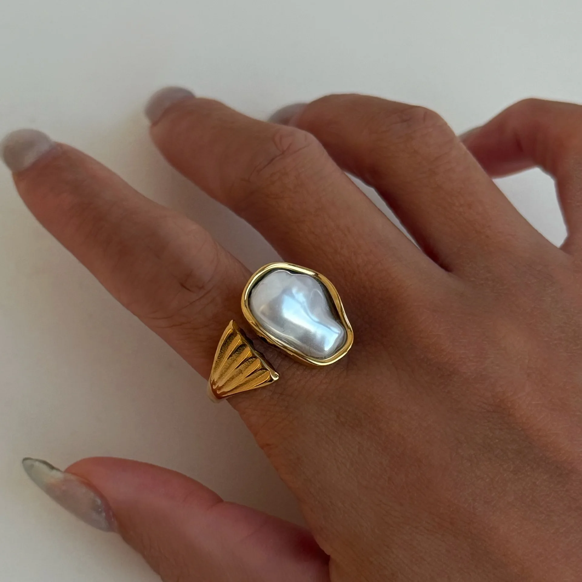 Miranda Stainless Steel Fashion Baroque Simulated Pearls Vintage Open Ring for Women Golden Charm Finger Jewellery Wholesale
Miranda Stainless Steel Fashion Baroque Simulated Pearls Vintage Open Ring for Women Golden Charm Finger Jewellery Wholesale