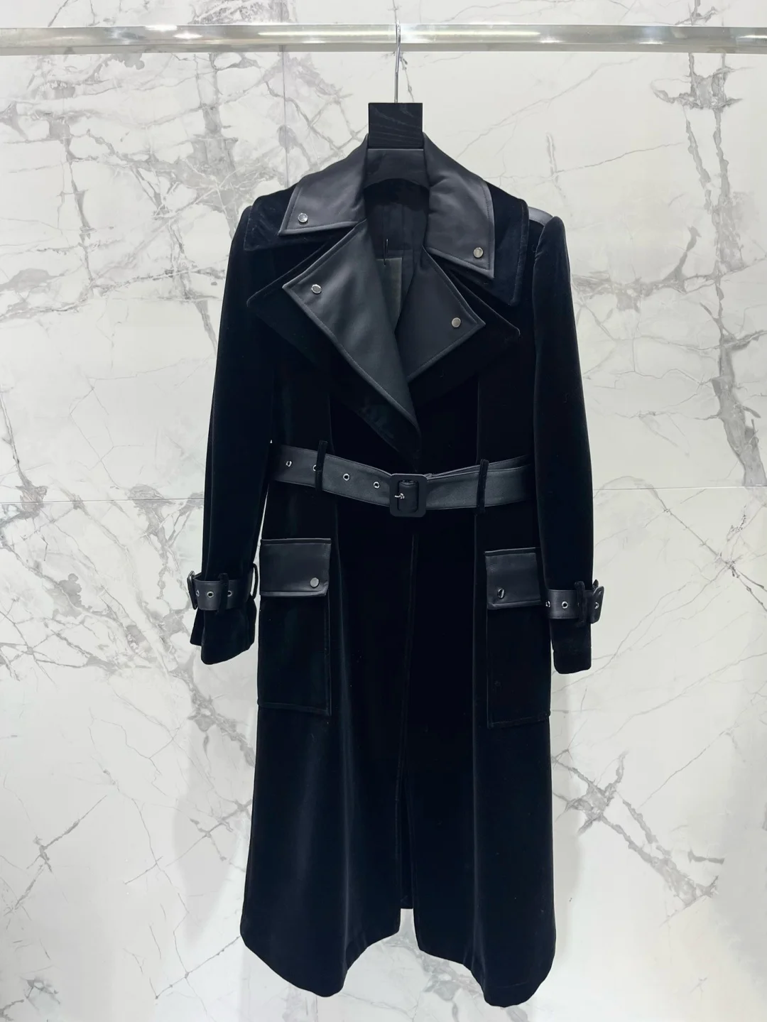 2026 Spring New Women's Windbreaker Coat, Medium to Long Velvet Coat Top, Fake Two Piece Design, High Quality, Simple and Fashio
2026 Spring New Women's Windbreaker Coat, Medium to Long Velvet Coat Top, Fake Two Piece Design, High Quality, Simple and Fashio