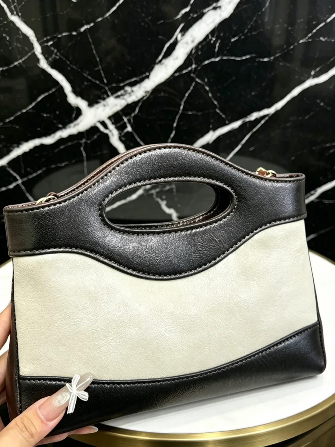 2026 Women's Elegant Hollow Top Handle Bag Lightweight Versatile Handbag No Box Size:20*12cm
2026 Women's Elegant Hollow Top Handle Bag Lightweight Versatile Handbag No Box Size:20*12cm