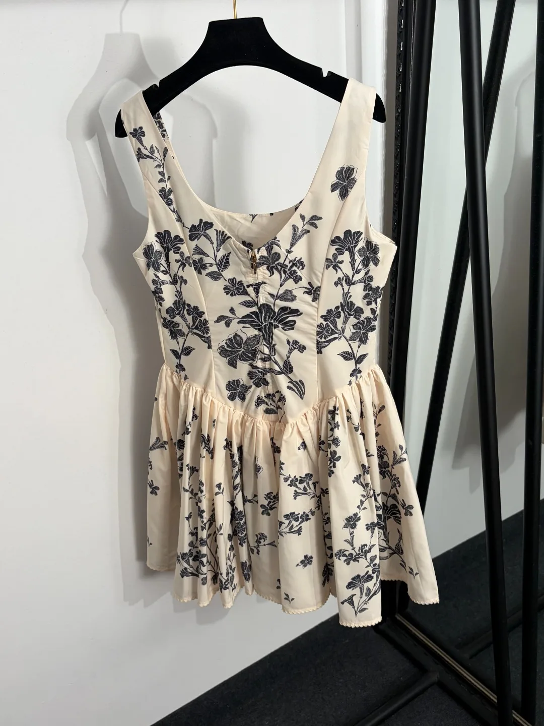 2026 Women's Summer New Vintage Floral Print Sundress Waist-Cinching Slim Fit Flare Mini Dress ZX185160
2026 Women's Summer New Vintage Floral Print Sundress Waist-Cinching Slim Fit Flare Mini Dress ZX185160