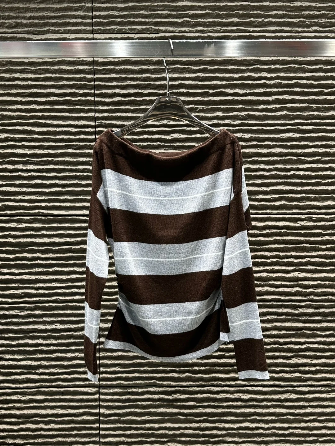 Осенний женский топ с открытыми плечами и длинными рукавами 025, новый стиль, в полоску, с цветными блоками, модная повседневная одежда
Осенний женский топ с открытыми плечами и длинными рукавами 025, новый стиль, в полоску, с цветными блоками, модная повседневная одежда