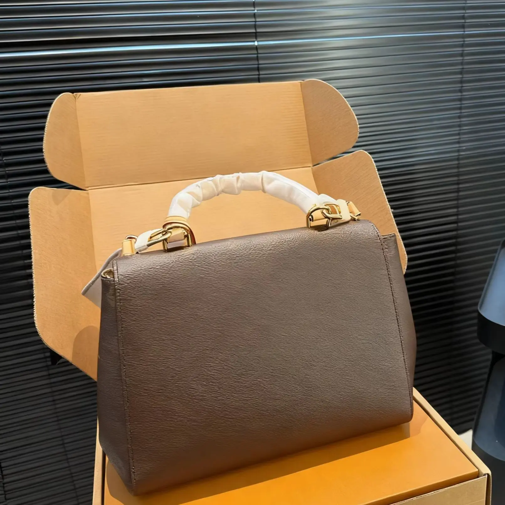 2025 Mini Handbag Brown Classic Durable Practical 20cm*15cm
2025 Mini Handbag Brown Classic Durable Practical 20cm*15cm