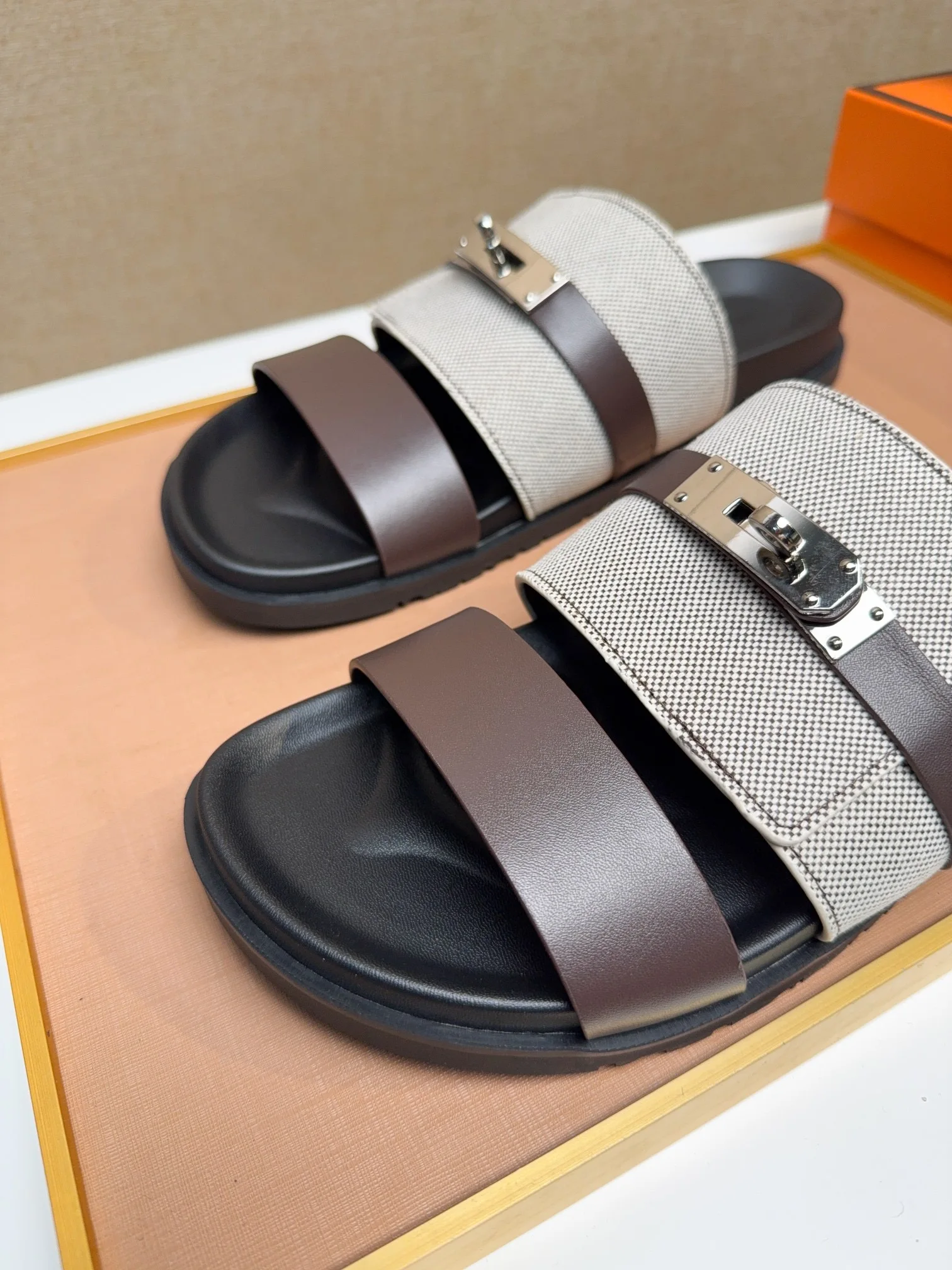 New Arrival 2025 Summer High Quality Genuine Leather Men Shoes Slip On Mixed Color Flat Women Slippers
New Arrival 2025 Summer High Quality Genuine Leather Men Shoes Slip On Mixed Color Flat Women Slippers