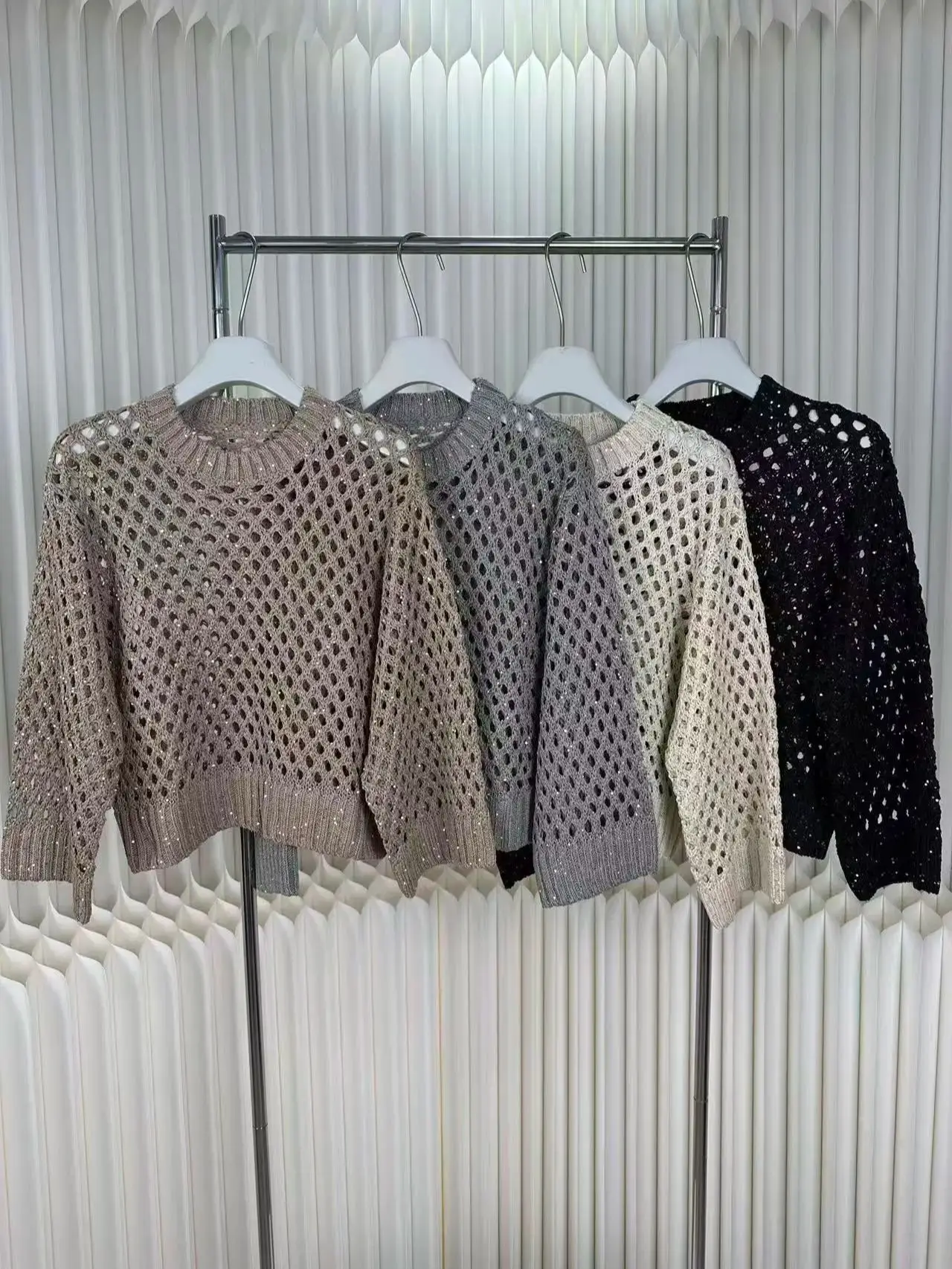 Свободный вязаный льняной свитер с ажурной строчкой.
Свободный вязаный льняной свитер с ажурной строчкой.