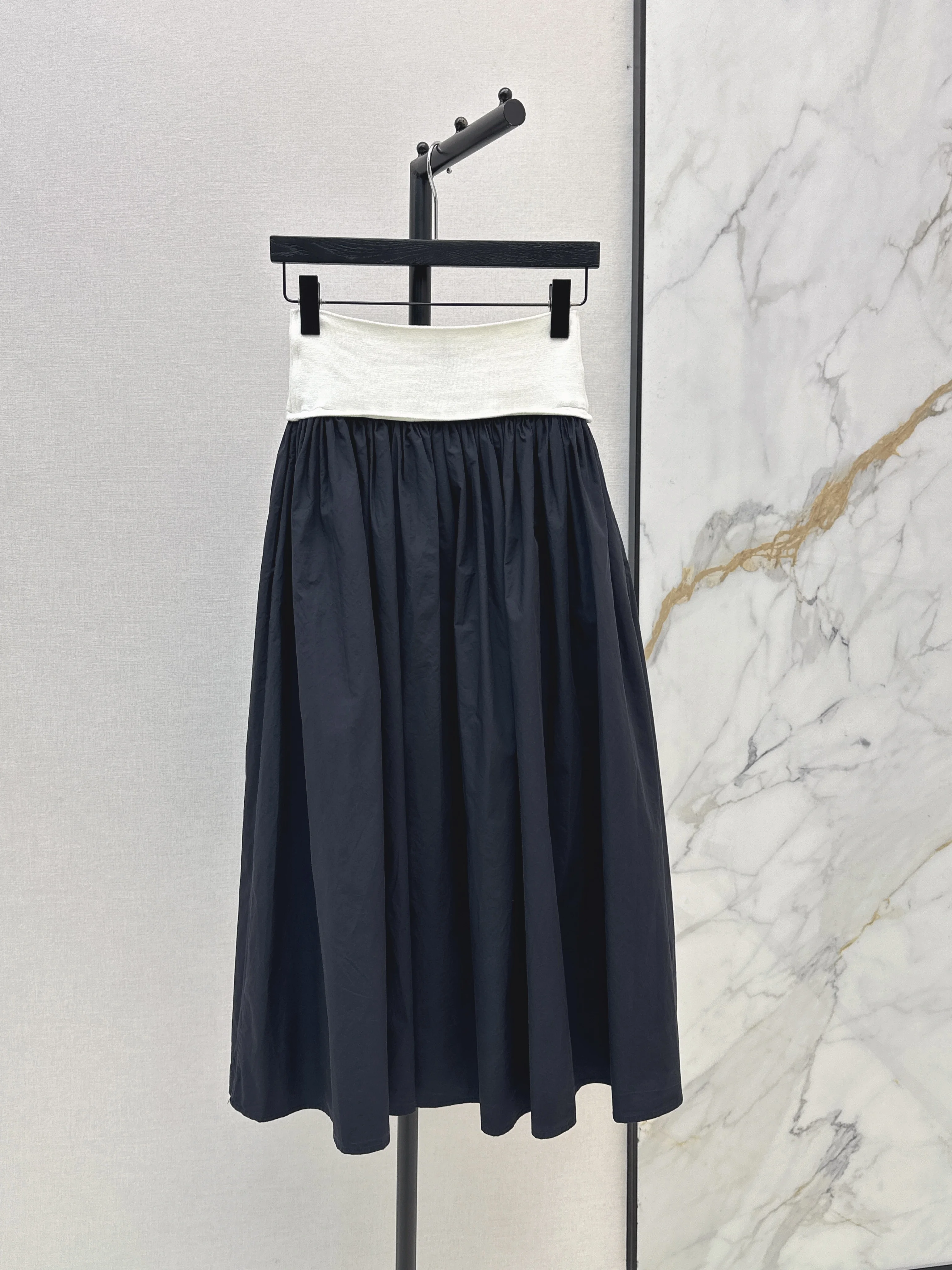 2026 New Minimalist High-Waisted Black And White Color Block Pleated Midi Skirt Women's Elegant French Style Long Half Skirt
2026 New Minimalist High-Waisted Black And White Color Block Pleated Midi Skirt Women's Elegant French Style Long Half Skirt