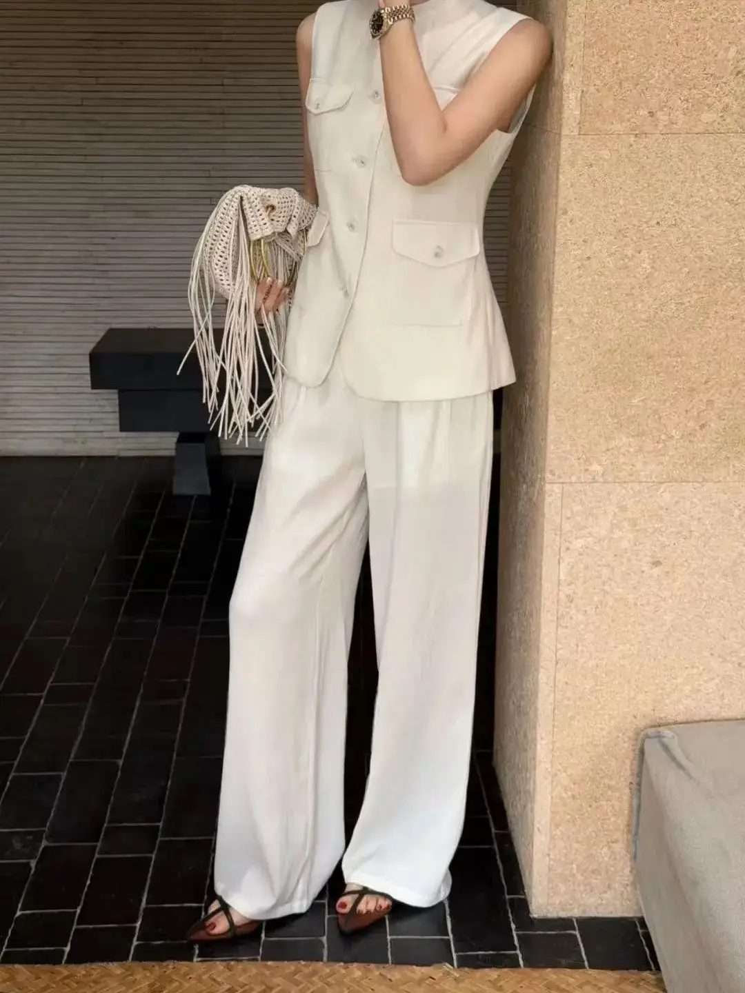 Fashionable solid color pure linen trousers and vest two-piece set
Fashionable solid color pure linen trousers and vest two-piece set