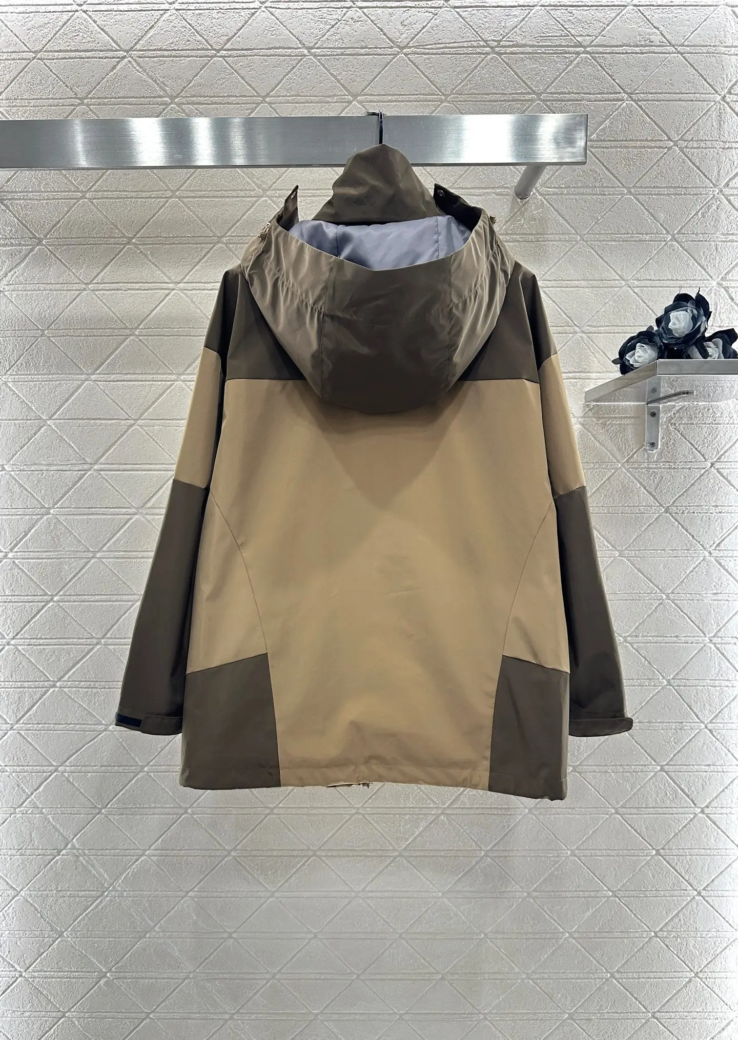 2025 Hooded Shell Jacket Windproof Ripstop Nylon Structured Fit Outdoor Hiking Water-Resistant Anorak
2025 Hooded Shell Jacket Windproof Ripstop Nylon Structured Fit Outdoor Hiking Water-Resistant Anorak
