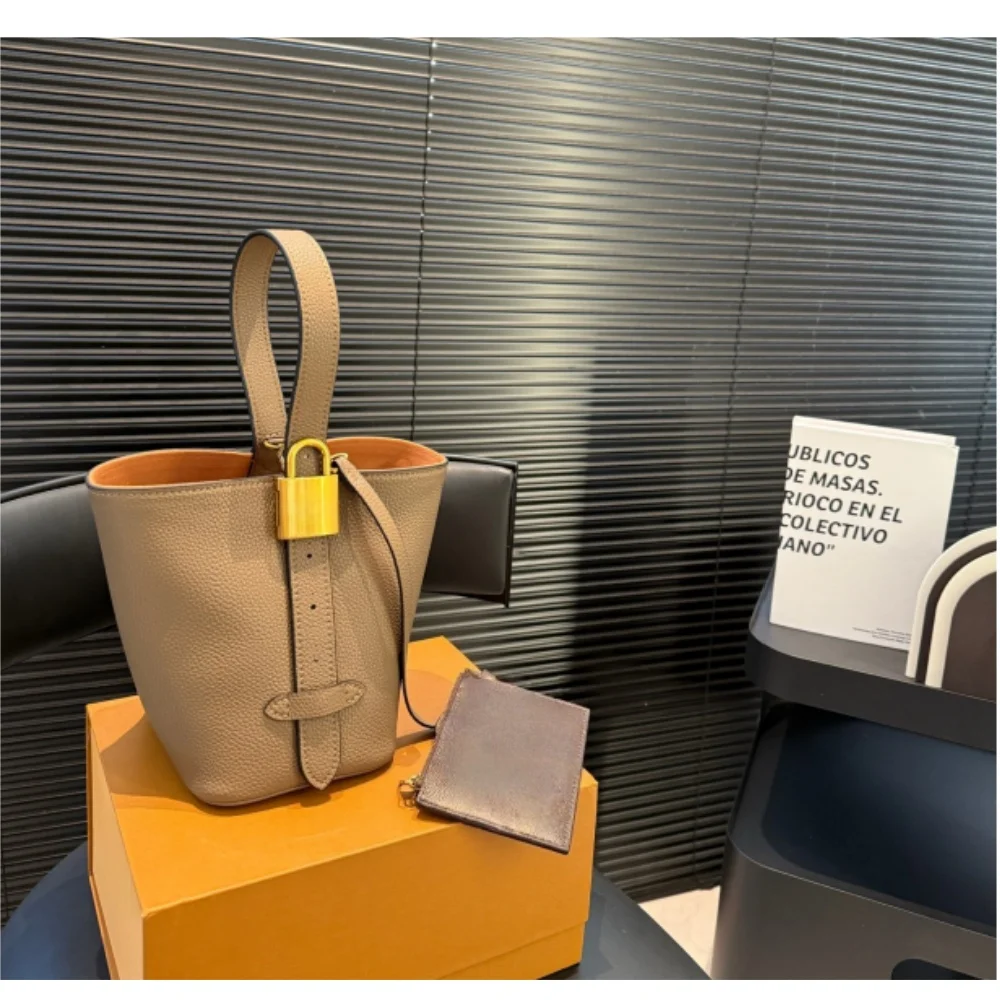 25. Новая классическая и модная портативная сумка-ведро с замком через плечо.
25. Новая классическая и модная портативная сумка-ведро с замком через плечо.