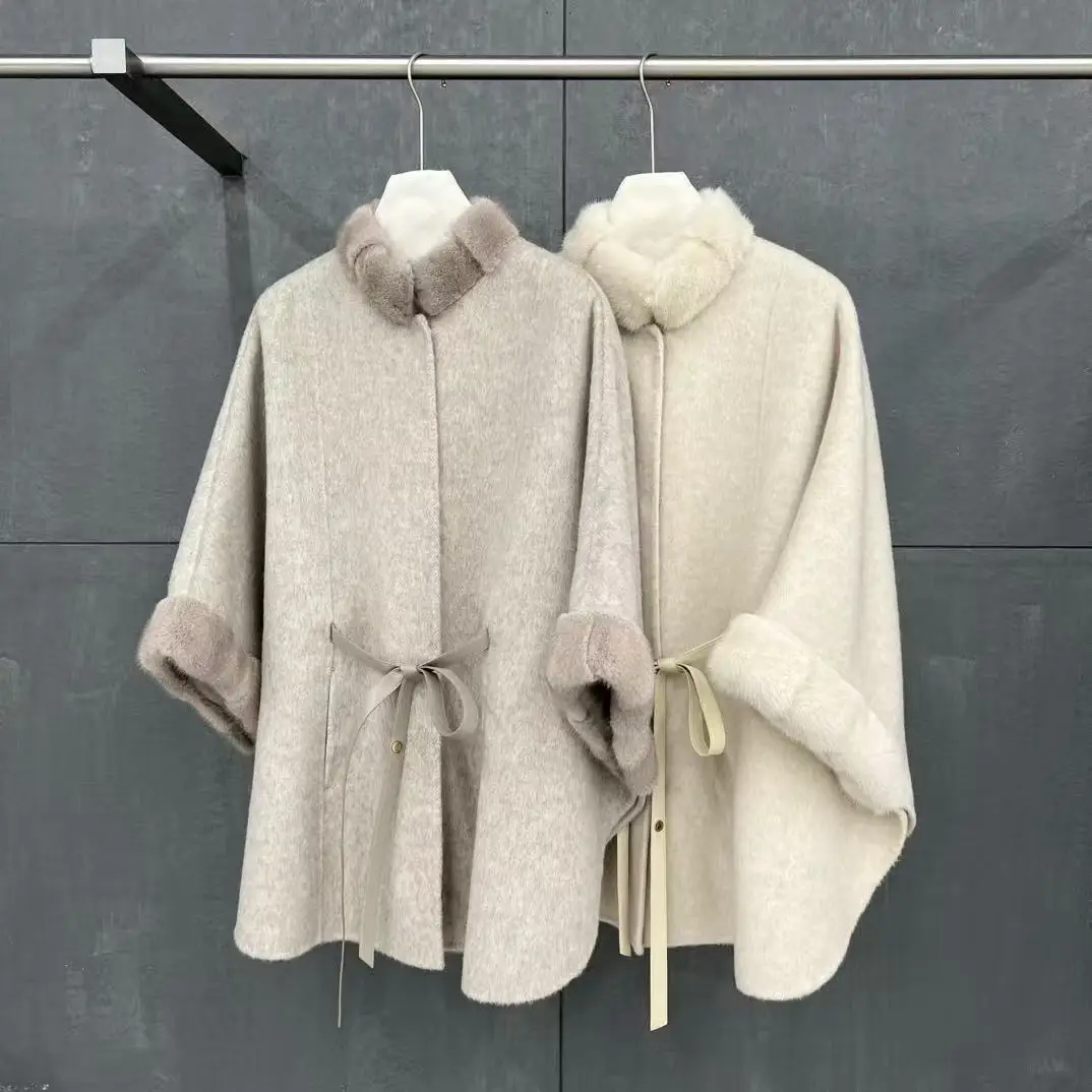 Elegant wool cape with a stand-up collar made of mink fur
Elegant wool cape with a stand-up collar made of mink fur