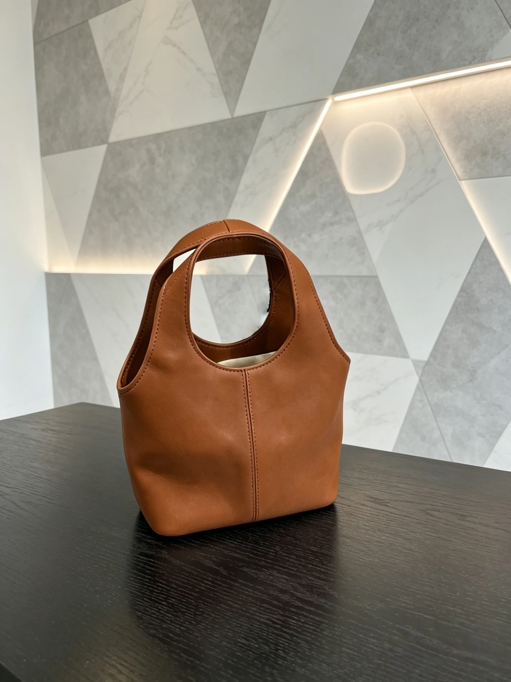 2026 Women Handbag Bucket Bag Metal Lock Decor Chain Strap Shoulder Crossbody Bag No Box Size 18×15cm
2026 Women Handbag Bucket Bag Metal Lock Decor Chain Strap Shoulder Crossbody Bag No Box Size 18×15cm