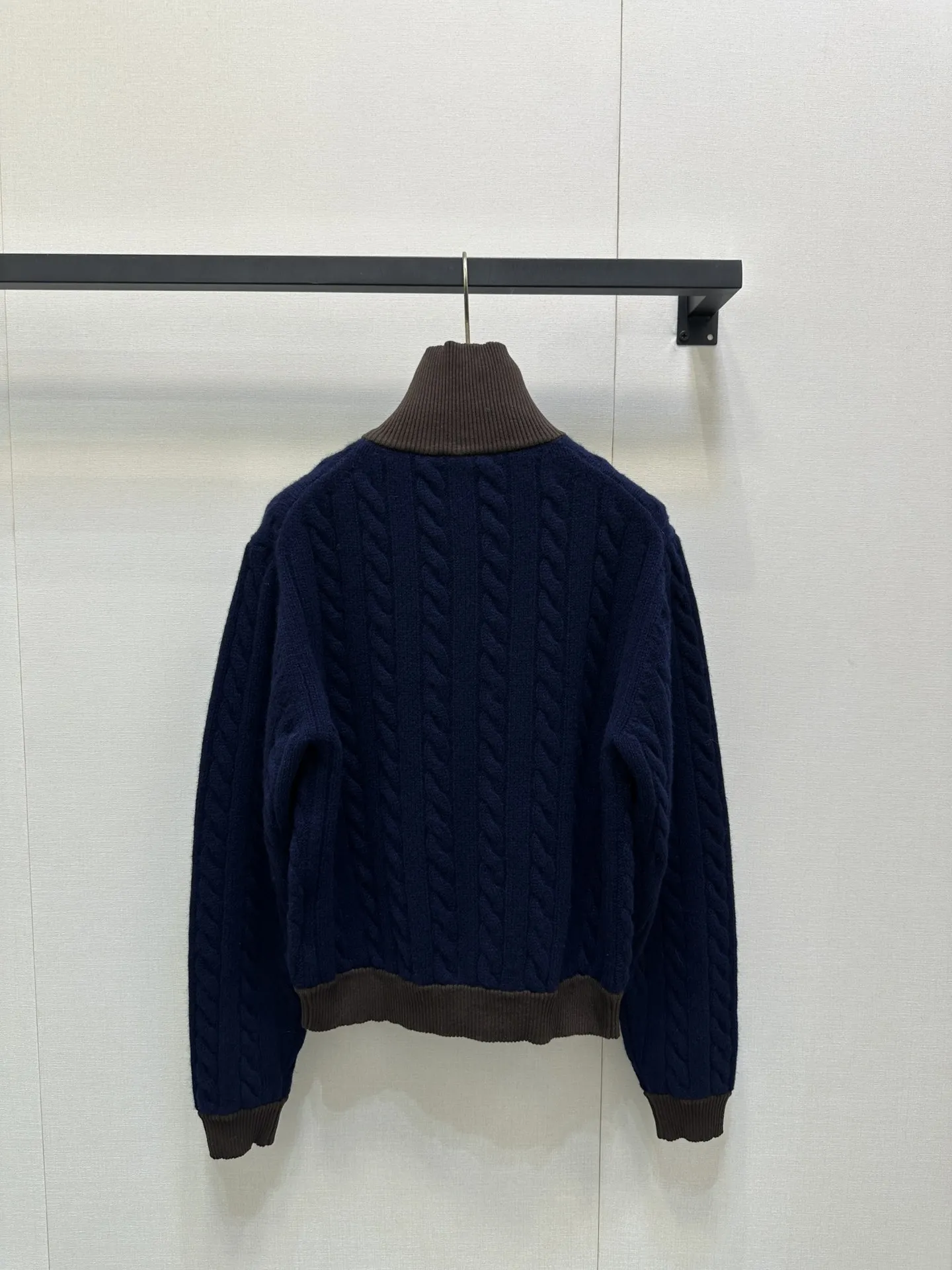 2025 Новая и модная высококачественная куртка в рубчик с трехмерным вырезом на молнии в стиле пэчворк с завязками
2025 Новая и модная высококачественная куртка в рубчик с трехмерным вырезом на молнии в стиле пэчворк с завязками