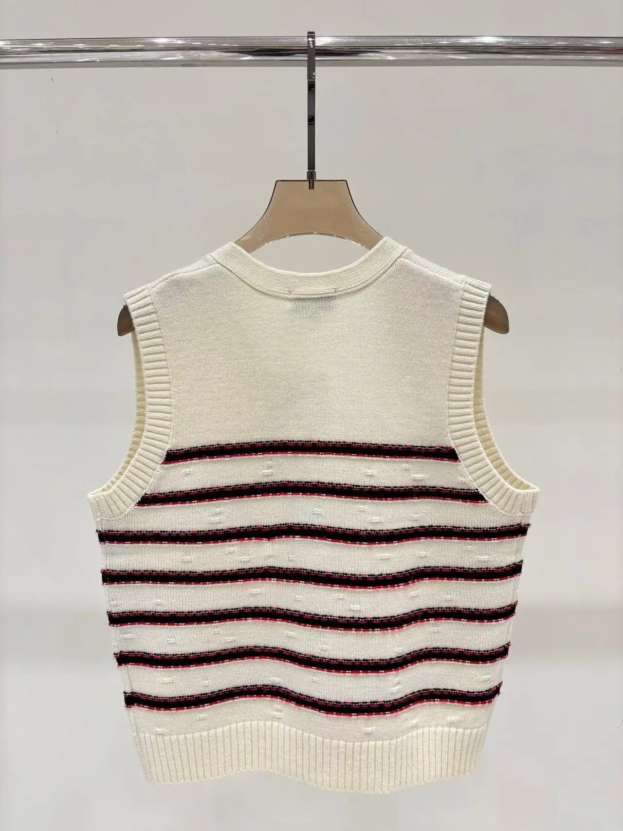 25 Spring and Summer New V-Neck Digital Intarsia Button Stripesd Contrasting Simple Casual Knitted Vest Cardigan
25 Spring and Summer New V-Neck Digital Intarsia Button Stripesd Contrasting Simple Casual Knitted Vest Cardigan