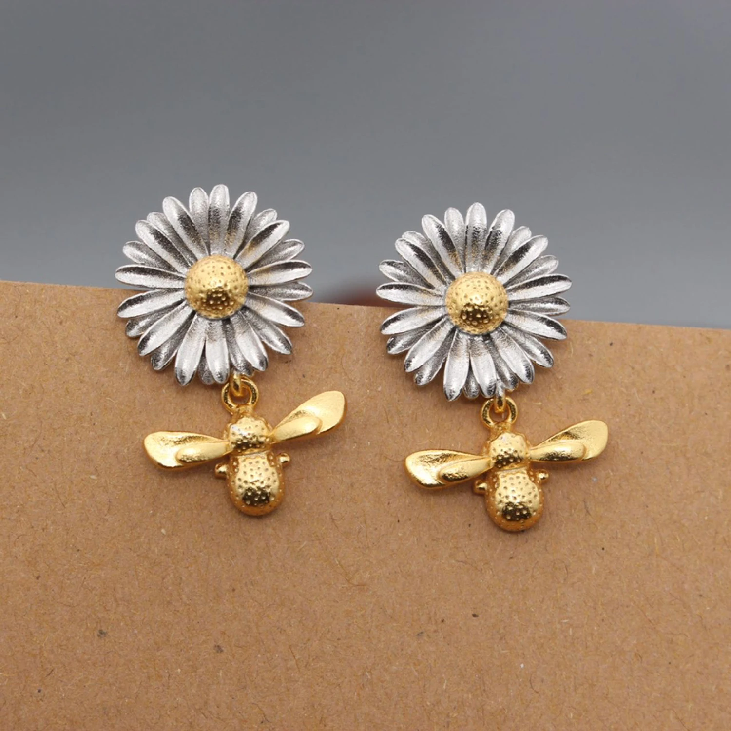 YAJUNIEL Daisy Bee Dangle Earrings for Women Floral Insect Earrings 24K Gold Plated Hypoallergenic Elegant Jewelry Gifts
YAJUNIEL Daisy Bee Dangle Earrings for Women Floral Insect Earrings 24K Gold Plated Hypoallergenic Elegant Jewelry Gifts