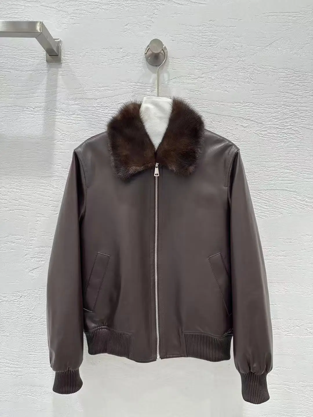 High-end quality genuine leather jacket with genuine mink collar
High-end quality genuine leather jacket with genuine mink collar