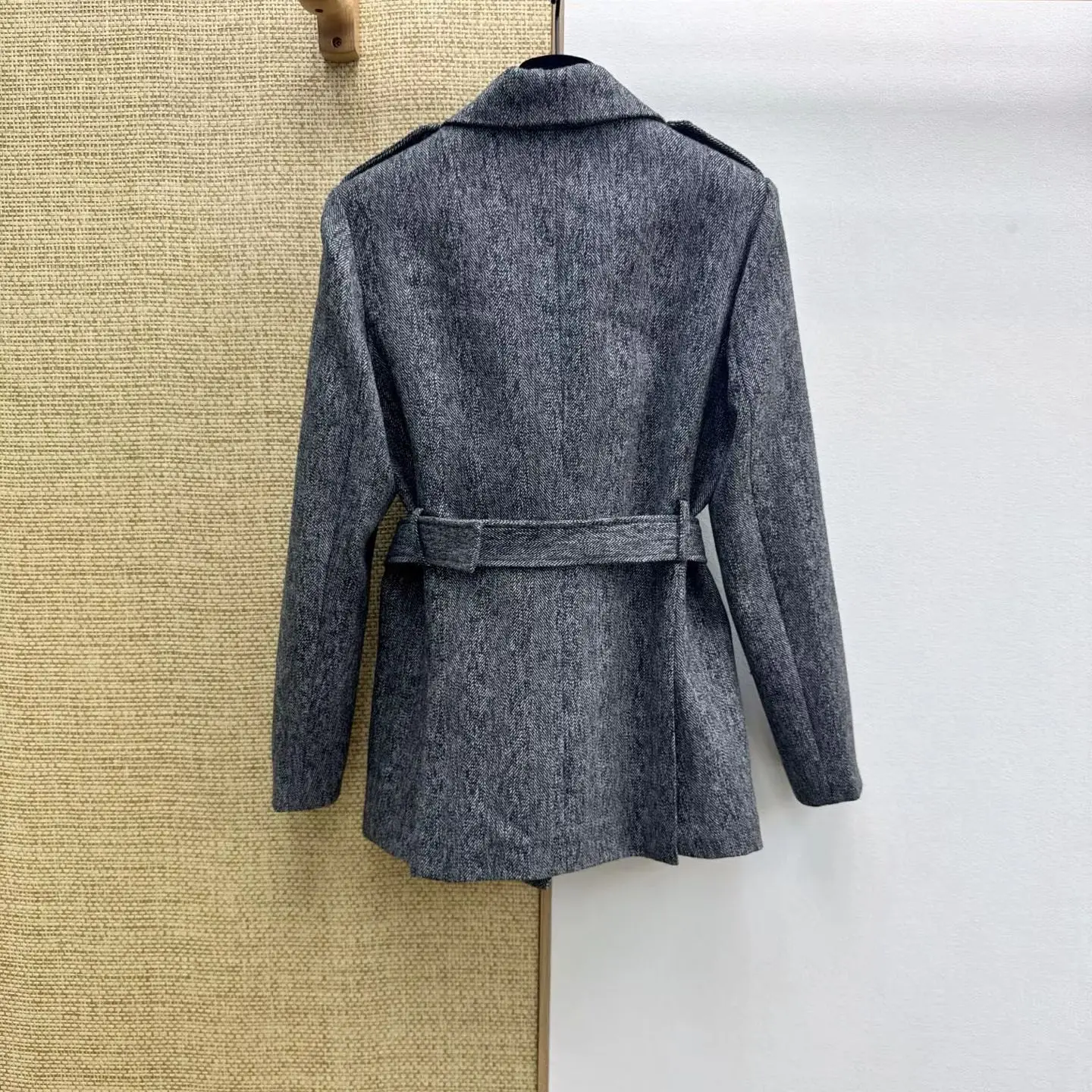2026 Women Clothing New Early Spring Wear Pocket Decoration High Gray Waist Jacket Retro Casual Style
2026 Women Clothing New Early Spring Wear Pocket Decoration High Gray Waist Jacket Retro Casual Style