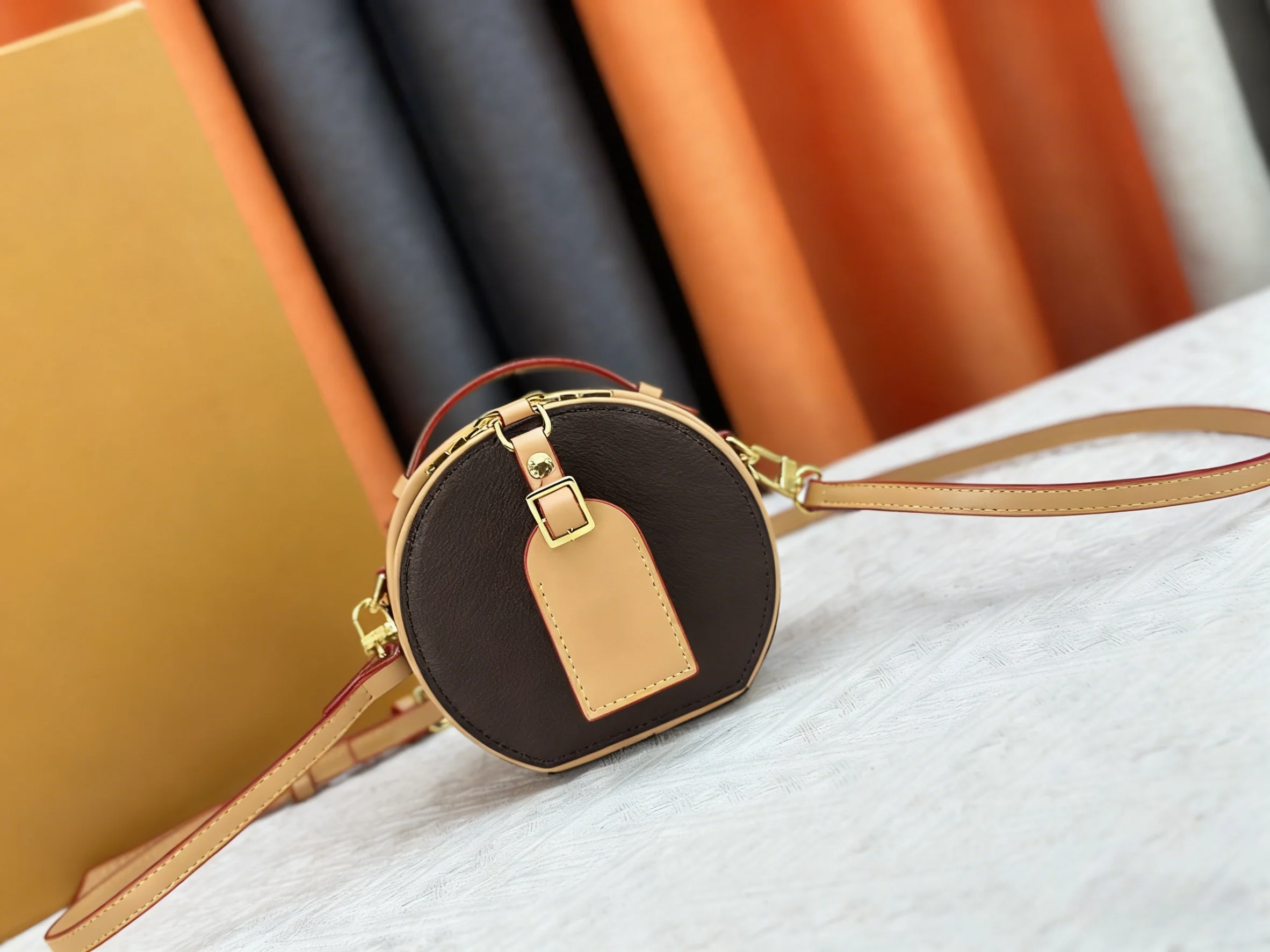 2025 New SIZE: 13x12x6.5 CM Fashionable Versatile bags leather cherry Portable can be carried on the shoulder no boxes
2025 New SIZE: 13x12x6.5 CM Fashionable Versatile bags leather cherry Portable can be carried on the shoulder no boxes