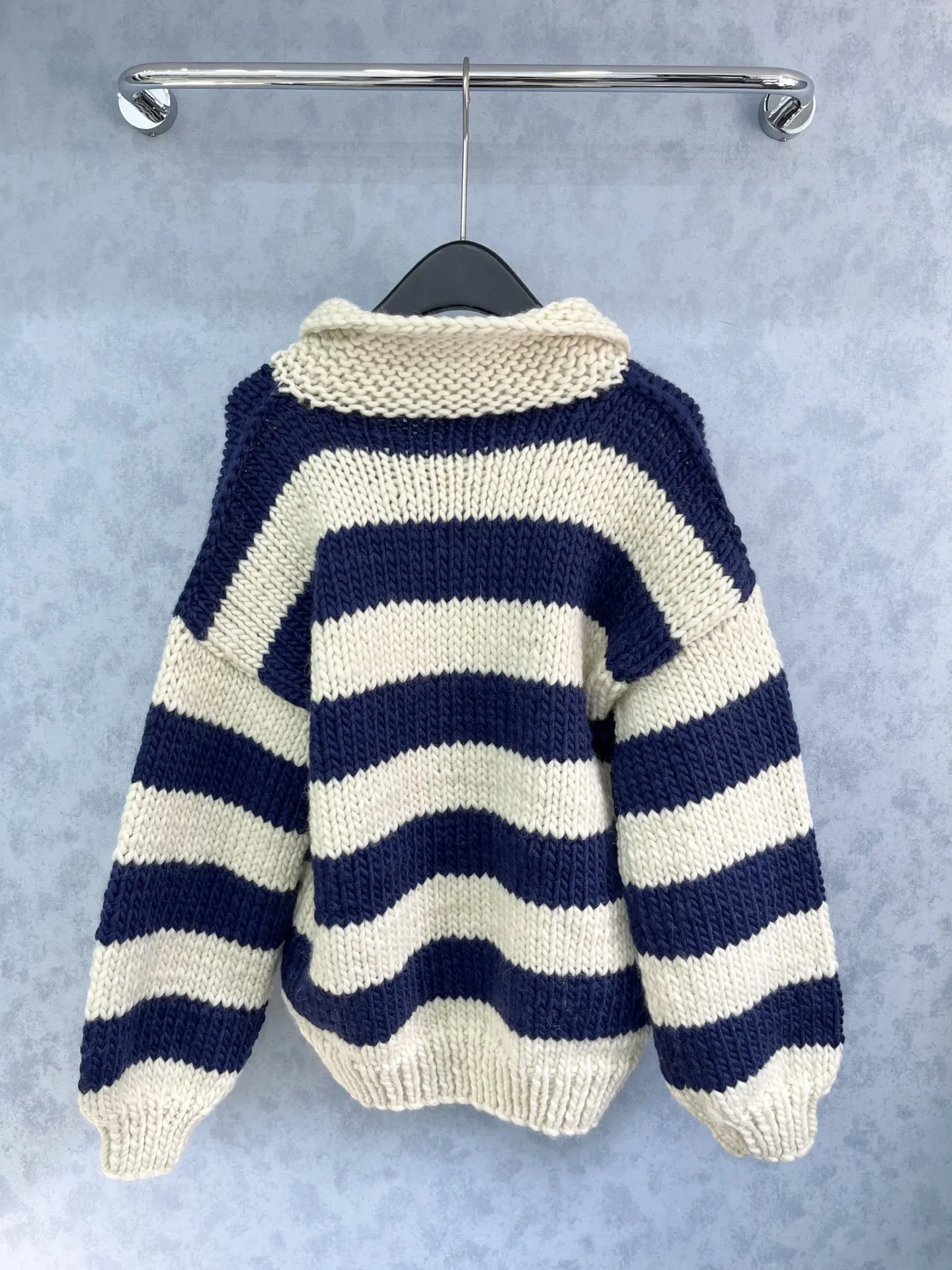 25 autumn/winter new women's pullover round neck fashionable knitted striped contrasting loose sweater
25 autumn/winter new women's pullover round neck fashionable knitted striped contrasting loose sweater