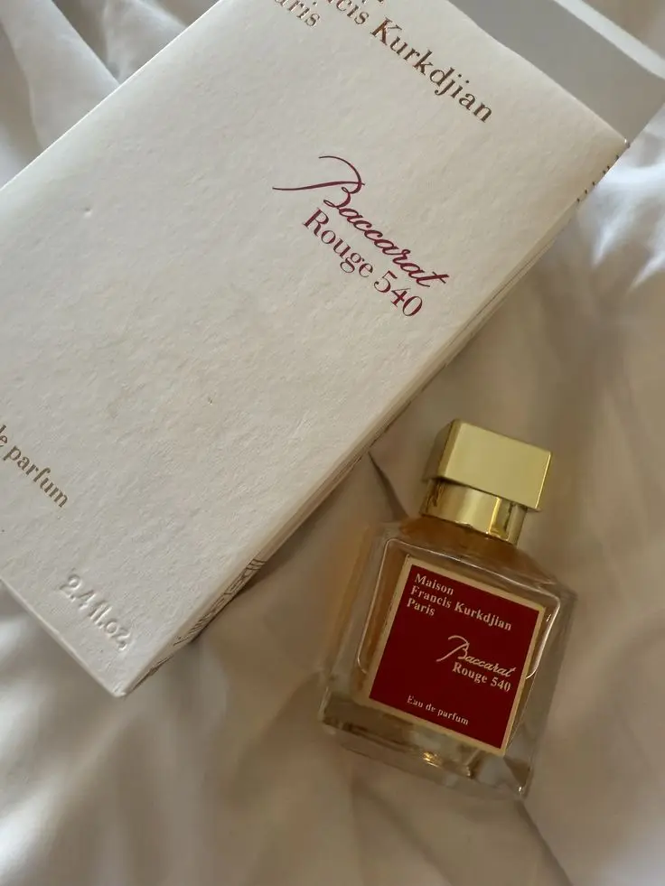 Baccarat Rouge 540 Maison Francis Kurkdjian для мужчин, 70 мл. Стойкий аромат, идеальный подарок на День святого Валентина.
Baccarat Rouge 540 Maison Francis Kurkdjian для мужчин, 70 мл. Стойкий аромат, идеальный подарок на День святого Валентина.