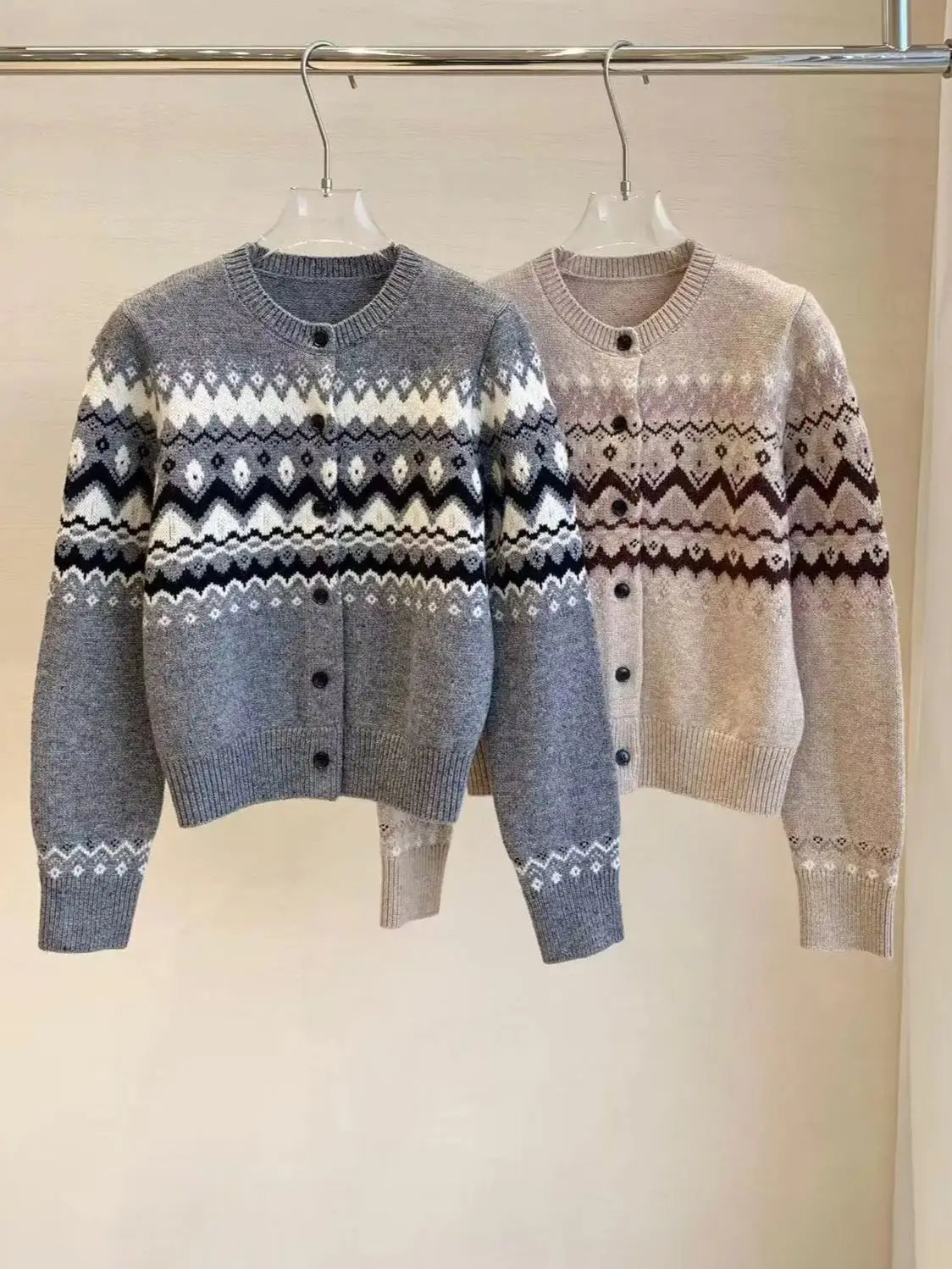 Classic british style wool cardigan with geometric pattern
Classic british style wool cardigan with geometric pattern