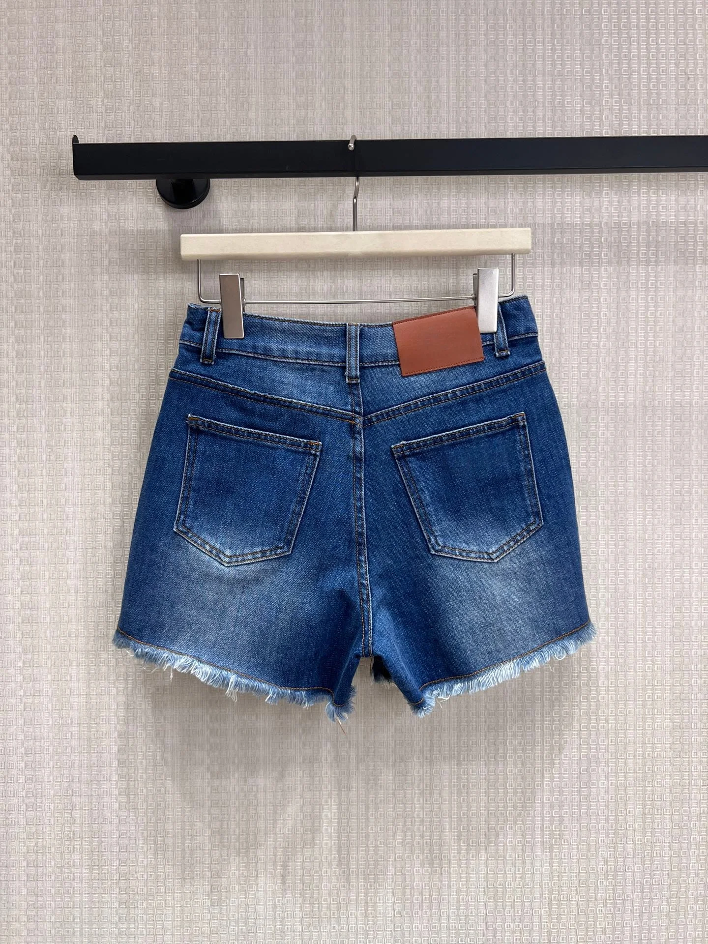 2026 Summer Women's Vintage Washed High Waist Denim Shorts Frayed Hem Contrast Leather Patch Hot Pants ZX8856
2026 Summer Women's Vintage Washed High Waist Denim Shorts Frayed Hem Contrast Leather Patch Hot Pants ZX8856