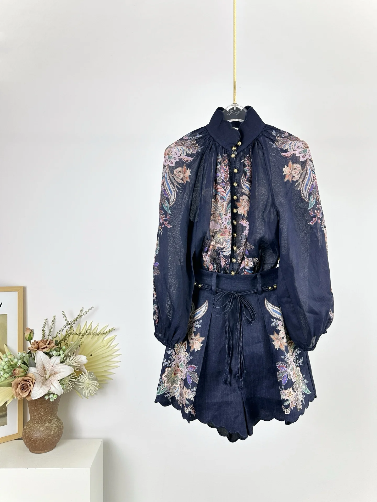 Ramie Summer Long Sleeve Runway Designer Australian Chic Print Women's Navy Blue Long Sleeve Blouse Tops and Shorts Set
Ramie Summer Long Sleeve Runway Designer Australian Chic Print Women's Navy Blue Long Sleeve Blouse Tops and Shorts Set