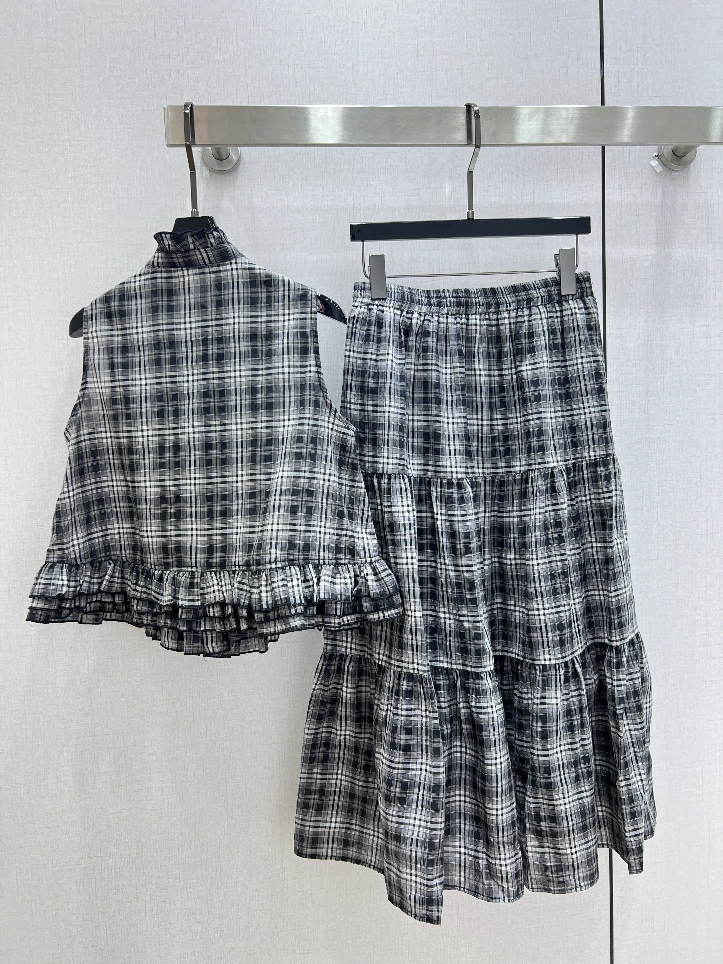 2026 Summer Women's Plaid Ruffle Mock Neck Two-Piece Set Ruffle Hem Vest Tiered Midi Skirt Set ZX8849
2026 Summer Women's Plaid Ruffle Mock Neck Two-Piece Set Ruffle Hem Vest Tiered Midi Skirt Set ZX8849