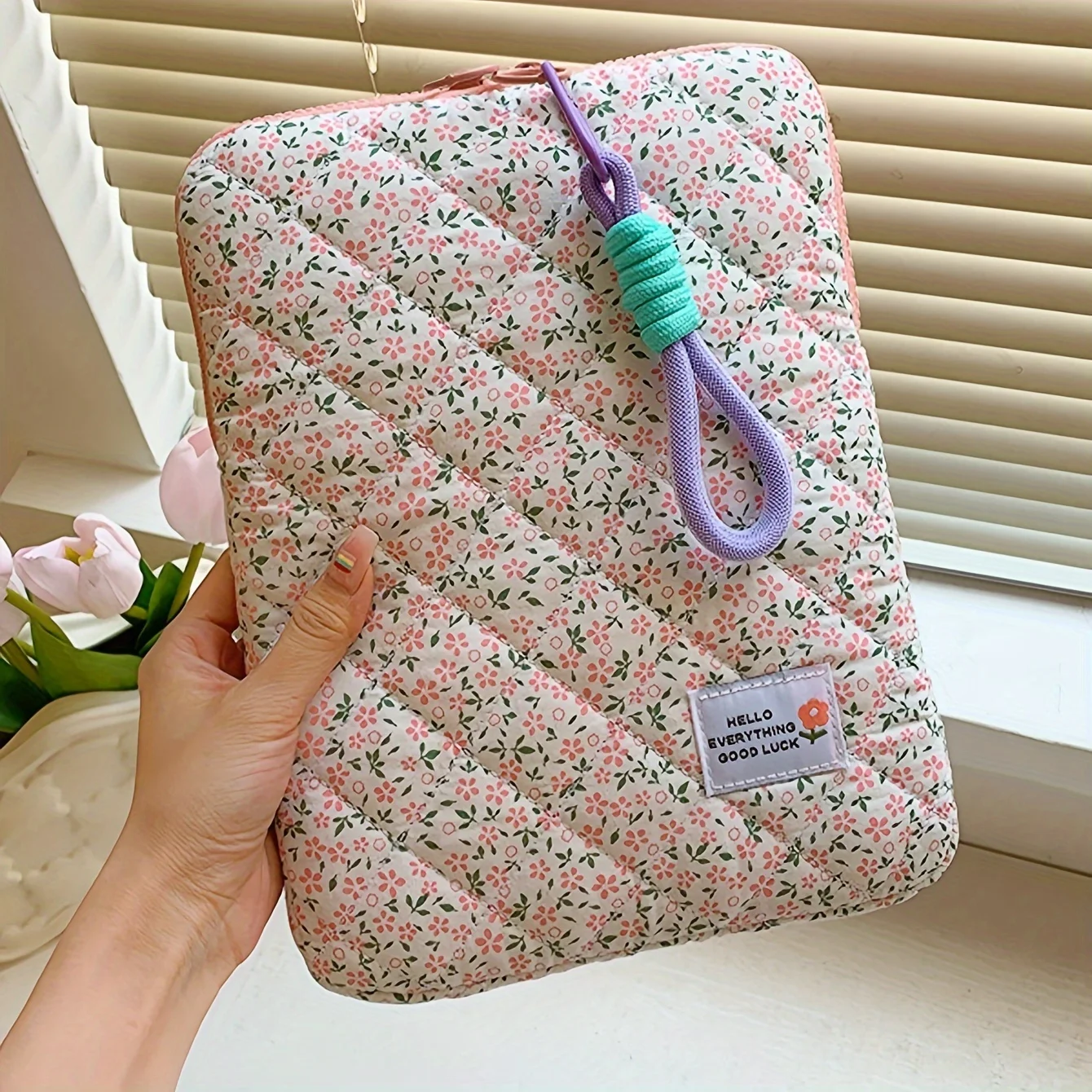 1PC Cute Floral Polyester Laptop Sleeve for iPad, Lightweight Zippered Pouch with Diamond Sewing Design, Includes Lanyard - Perf
1PC Cute Floral Polyester Laptop Sleeve for iPad, Lightweight Zippered Pouch with Diamond Sewing Design, Includes Lanyard - Perf