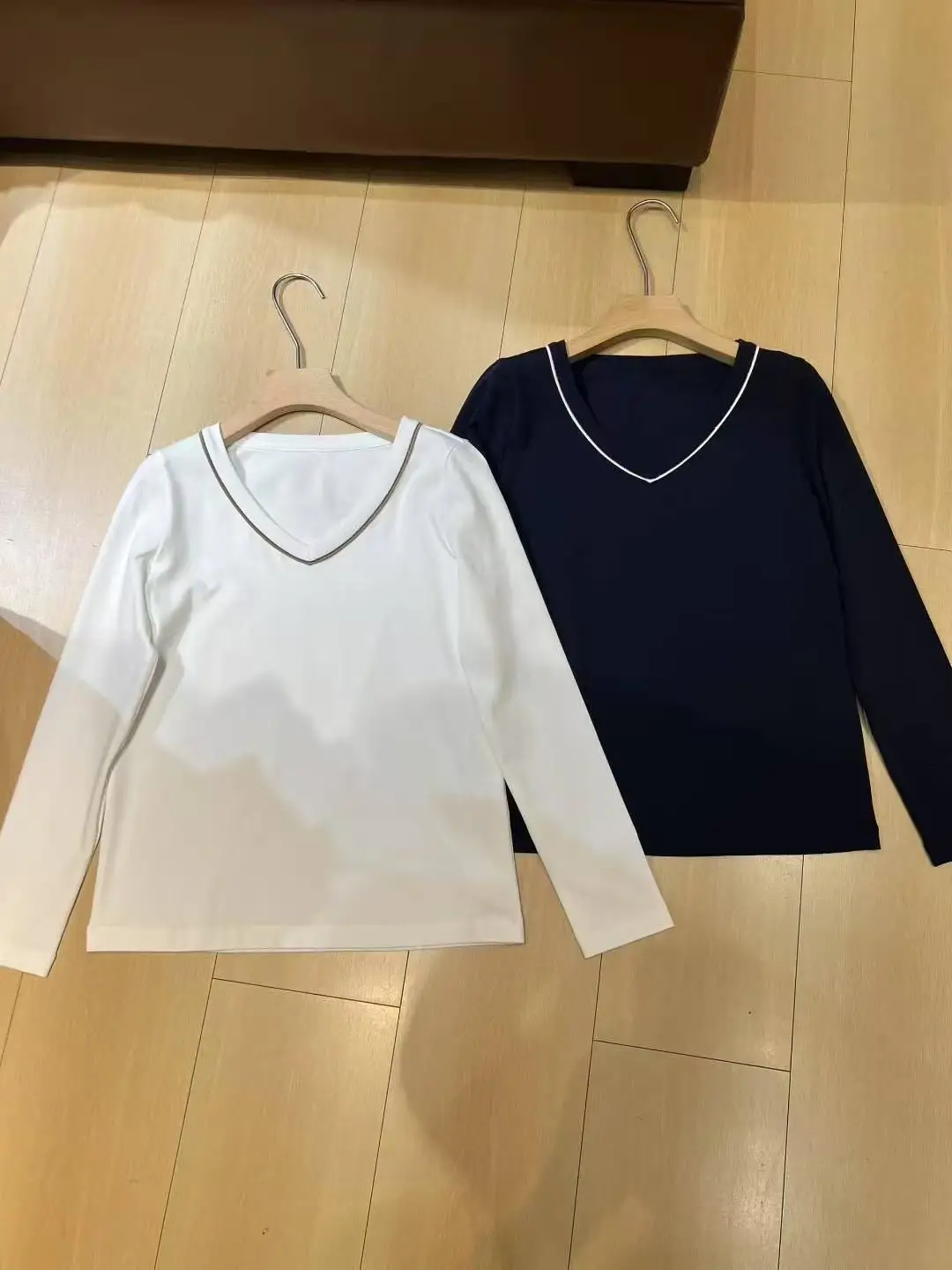 Knitted long sleeve cotton-lyocell top with a V-neckline
Knitted long sleeve cotton-lyocell top with a V-neckline