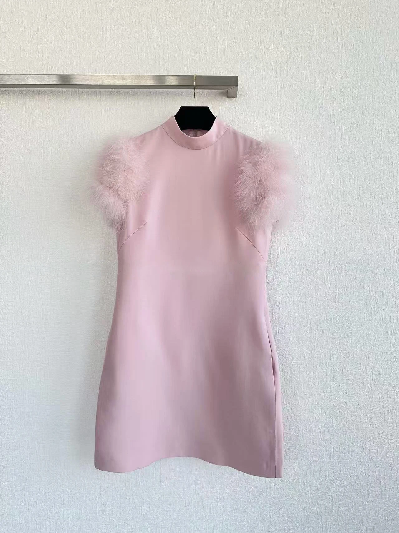 Новое женское плюшевое платье с вставками, весна 2026, короткое плюшевое платье без рукавов, высокое качество, в девичьем стиле, простое и элегантное
Новое женское плюшевое платье с вставками, весна 2026, короткое плюшевое платье без рукавов, высокое качество, в девичьем стиле, простое и элегантное