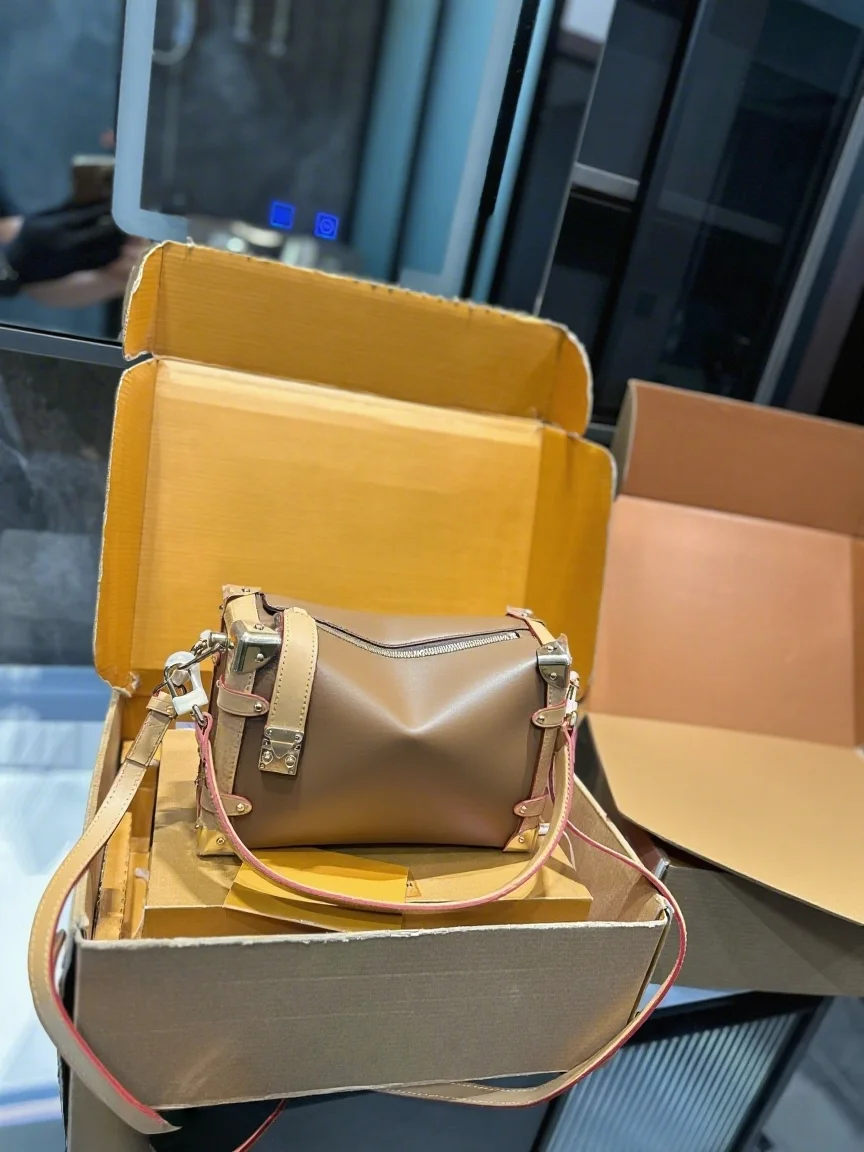 2025 New SIZE: 24X17 OR 18X14 CM Fashionable Versatile bags leather cherry Portable can be carried on the shoulder no boxes
2025 New SIZE: 24X17 OR 18X14 CM Fashionable Versatile bags leather cherry Portable can be carried on the shoulder no boxes