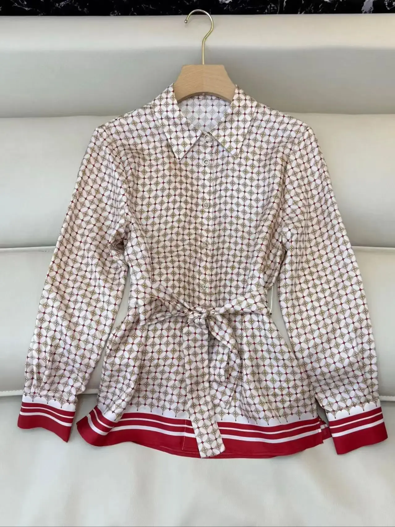 Spring-summer pure twill silk printed shirt of high quality
Spring-summer pure twill silk printed shirt of high quality