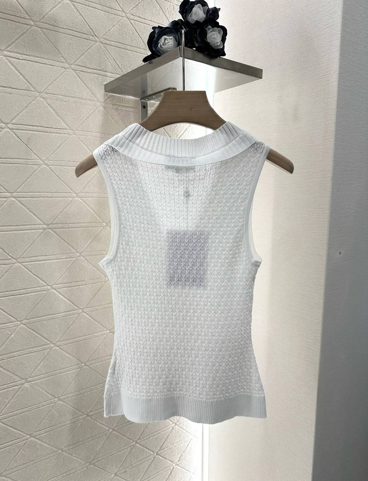 25 New and Simple Women's V-neck Single-Breasted Double-Pocket Sleeveless Knitted Comfortable Two-color Top
25 New and Simple Women's V-neck Single-Breasted Double-Pocket Sleeveless Knitted Comfortable Two-color Top