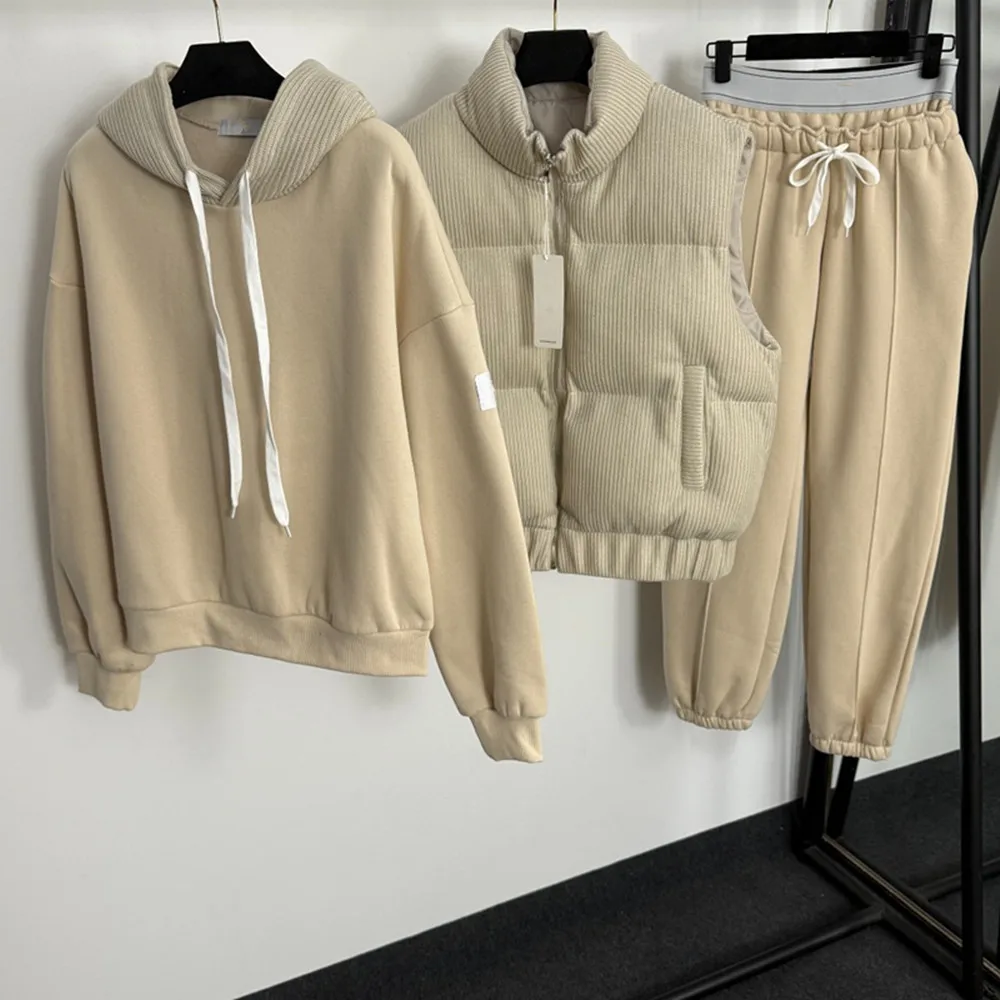 Новый теплый комплект из трех предметов: двусторонний хлопковый жилет, флисовая толстовка с капюшоном и длинными рукавами, брюки с эластичной резинкой на талии.
Новый теплый комплект из трех предметов: двусторонний хлопковый жилет, флисовая толстовка с капюшоном и длинными рукавами, брюки с эластичной резинкой на талии.