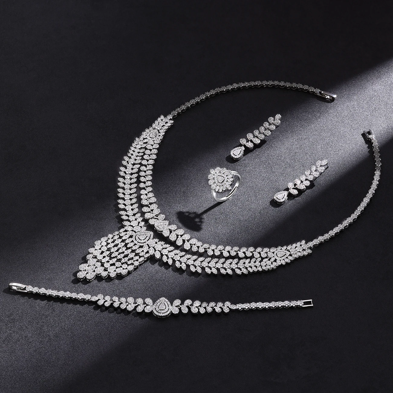 Trendy Fashion 4PCS Luxury Waterdrop Indian Jewelry Sets For Women Wedding Party Indian Dubai Bridal jewelry Sets
Trendy Fashion 4PCS Luxury Waterdrop Indian Jewelry Sets For Women Wedding Party Indian Dubai Bridal jewelry Sets