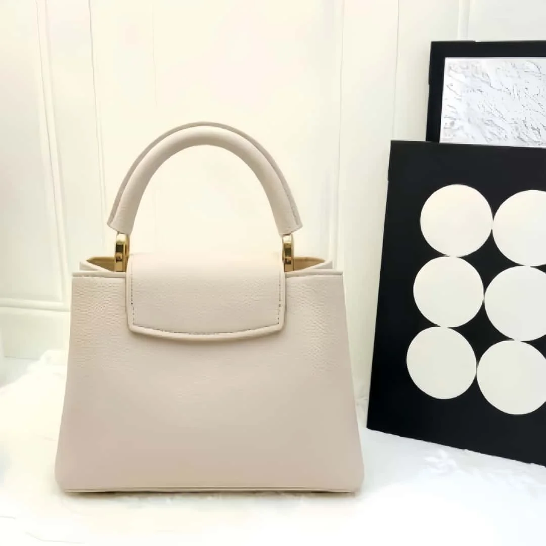 29L-2026 Size:27 x 18x 9cm No Box New Arrival Multi-functional Stylish leather Bag Durable High Quality Affordable
29L-2026 Size:27 x 18x 9cm No Box New Arrival Multi-functional Stylish leather Bag Durable High Quality Affordable