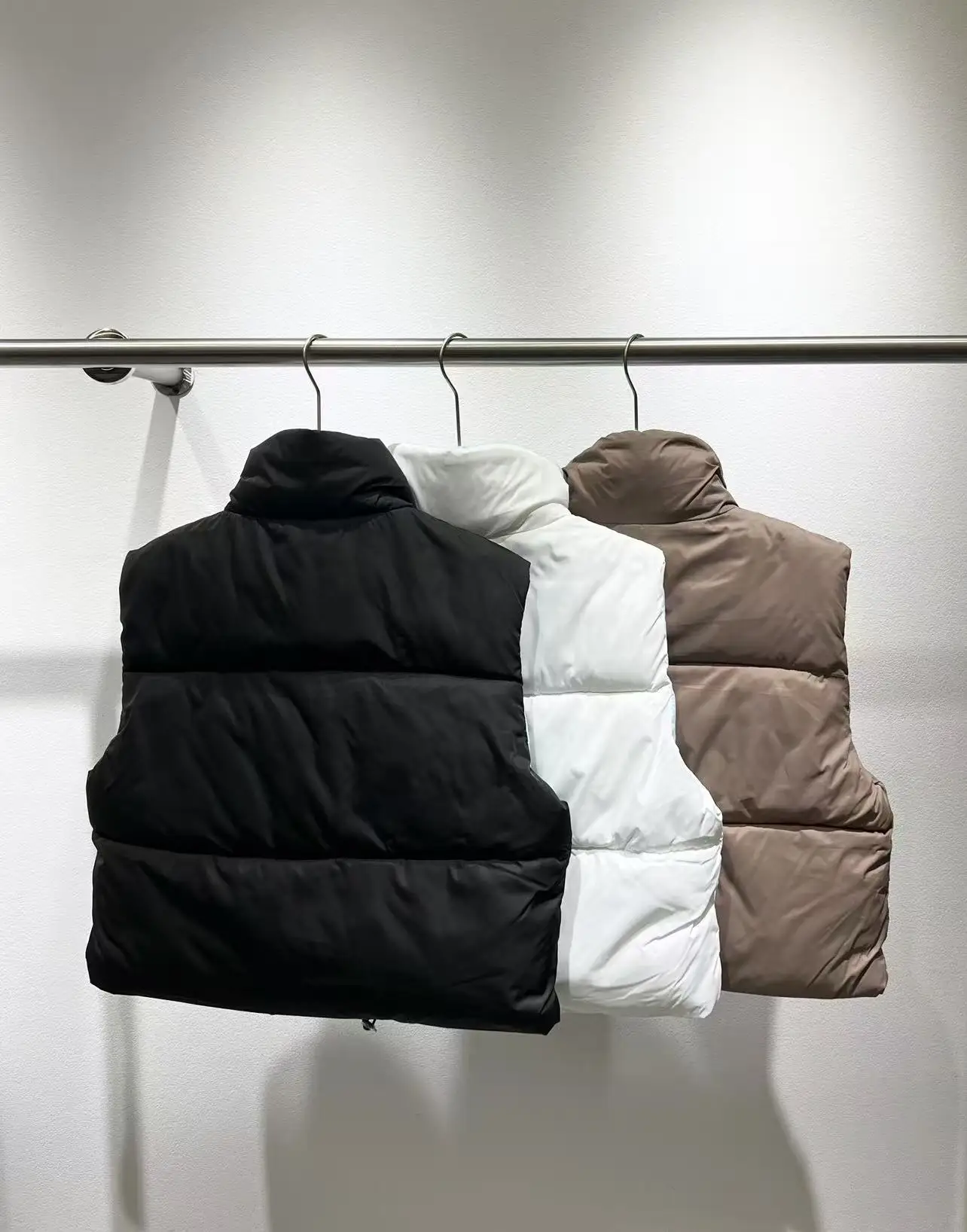 Autumn-Winter 2025 New Stand Collar Vest for Women: Sleeveless Padded Outerwear in Casual Warm Style
Autumn-Winter 2025 New Stand Collar Vest for Women: Sleeveless Padded Outerwear in Casual Warm Style