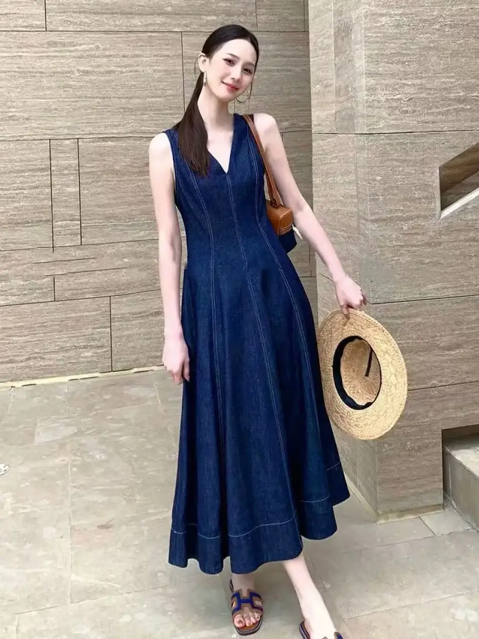 Double stitched waistline pattern v neckline lyocell denim dress
Double stitched waistline pattern v neckline lyocell denim dress