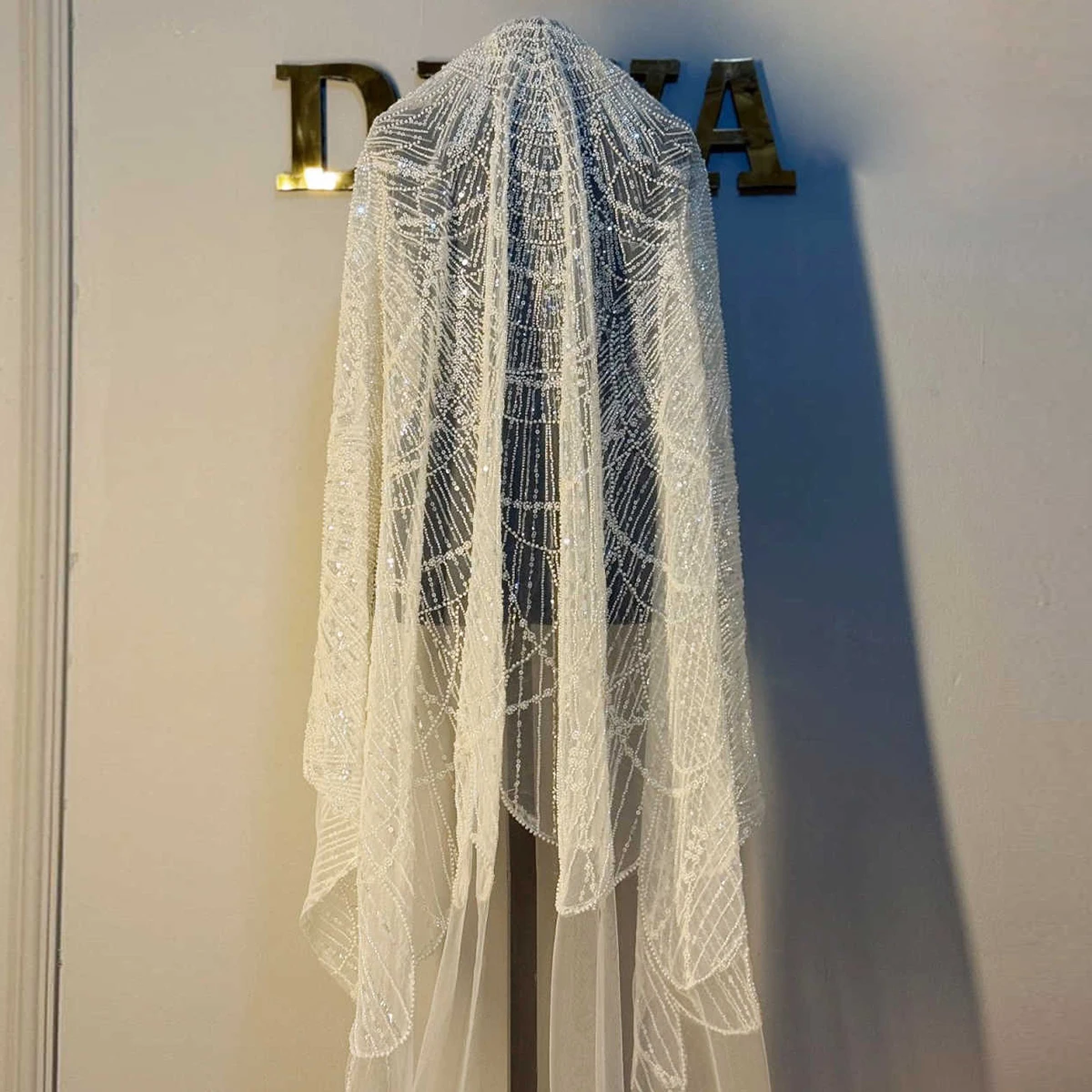 Luxury Beads Bridal Veil Long Wedding Veil Lace Edge Floral Elegant Cathedral Veil for Bride Customized
Luxury Beads Bridal Veil Long Wedding Veil Lace Edge Floral Elegant Cathedral Veil for Bride Customized