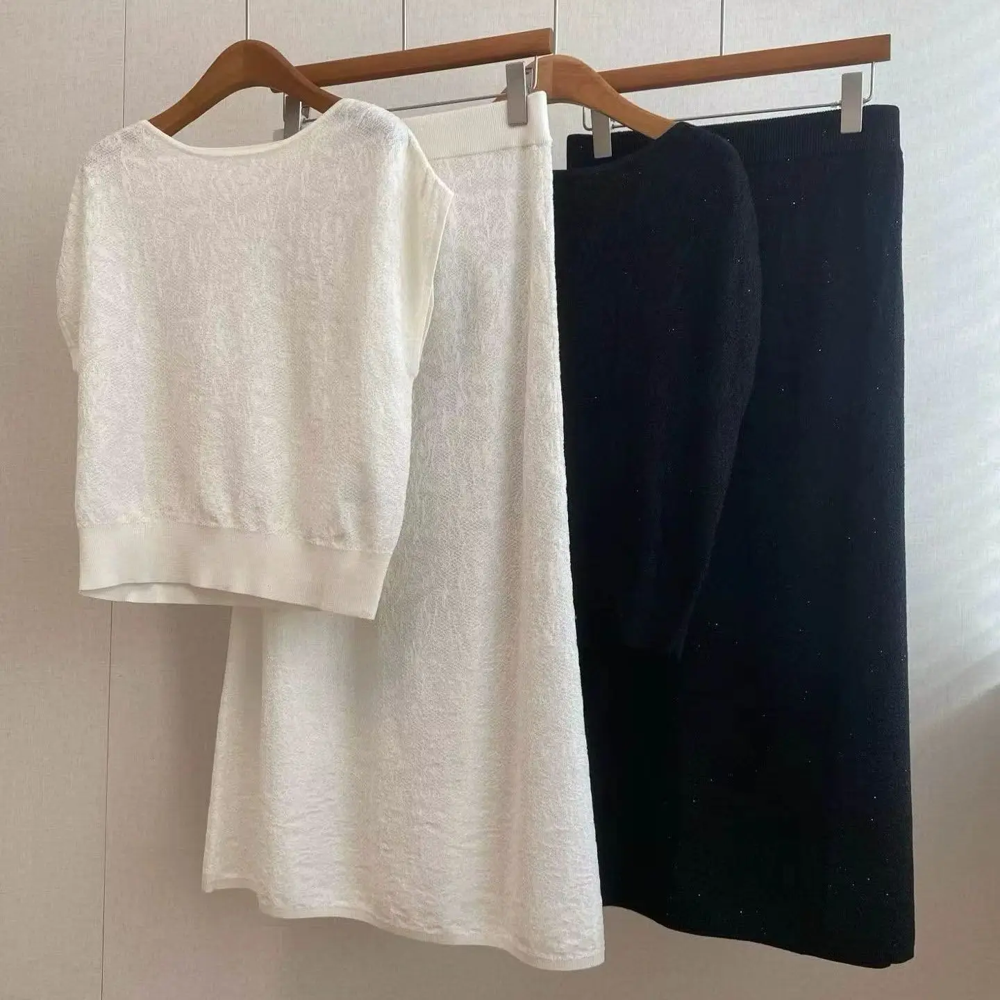 Elegant versatile round neck sleeveless summer knitted skirt suit
Elegant versatile round neck sleeveless summer knitted skirt suit